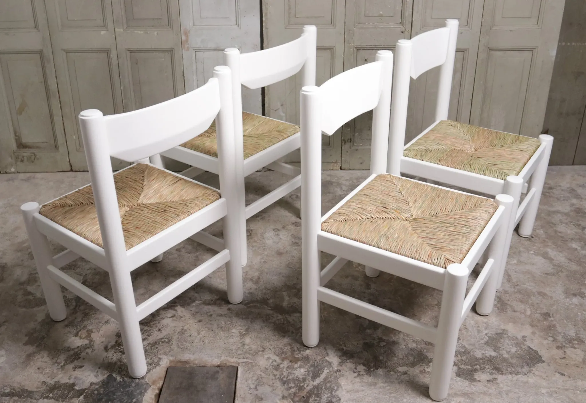 Set of 4 white rush dining chairs – Magistretti / Perriand style, 1970s