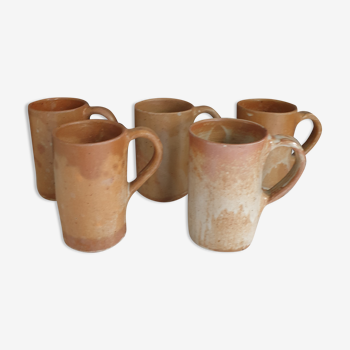 Suite de cinq mugs en grès