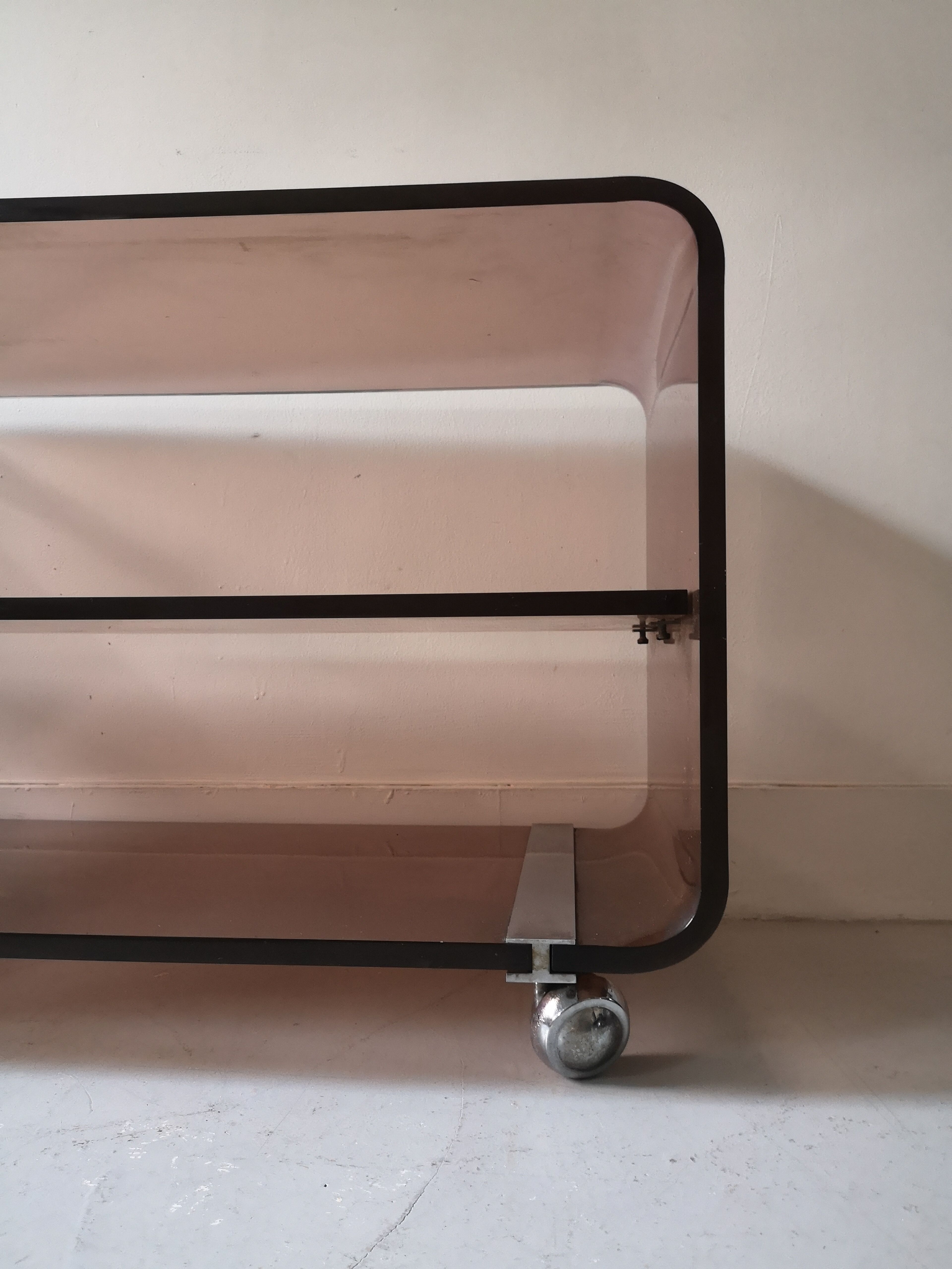 Furniture roche bobois tv plexiglass smoked on wheels, 1974