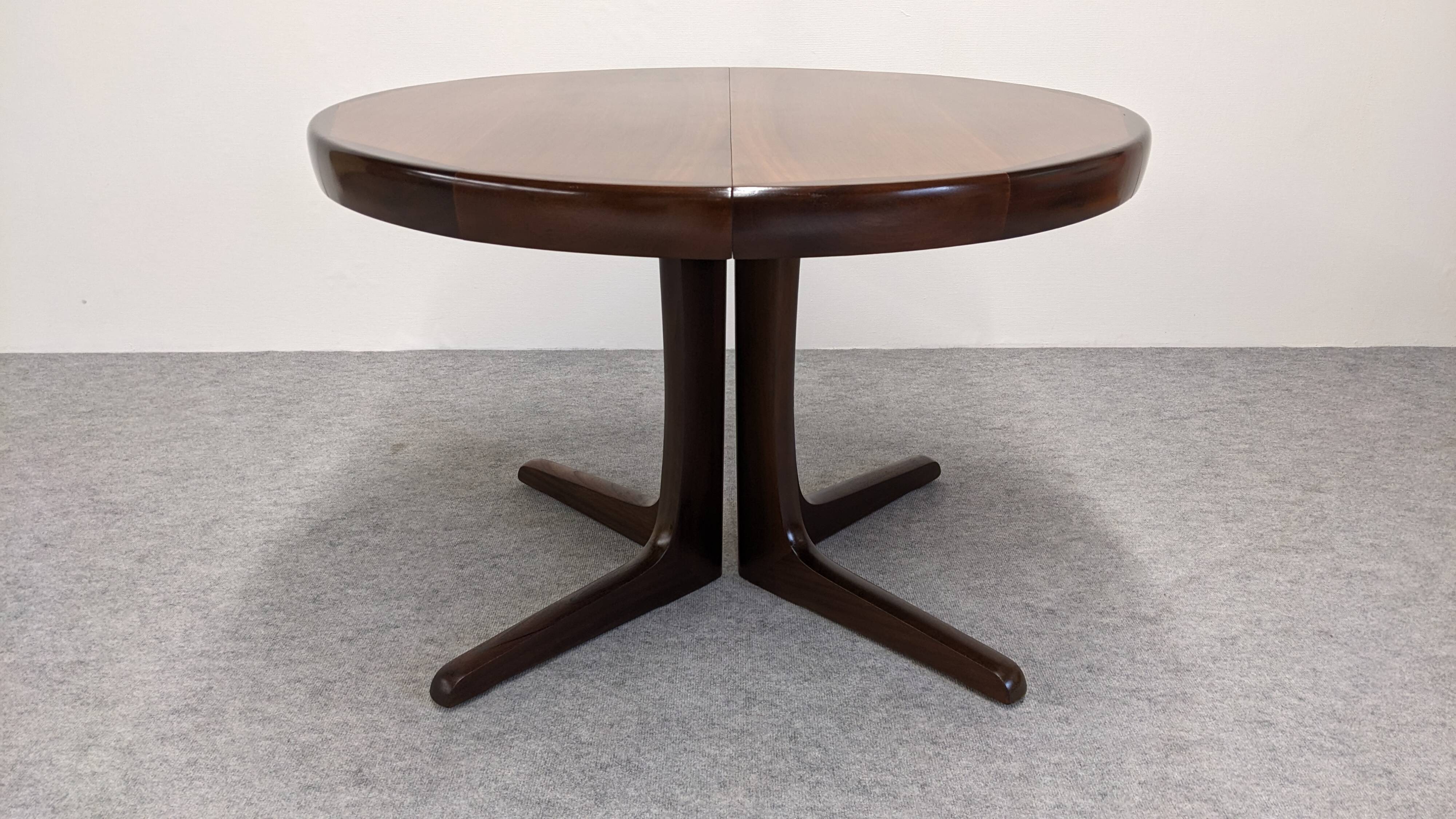 Baumann extendable dining room round table, France circa 1970.