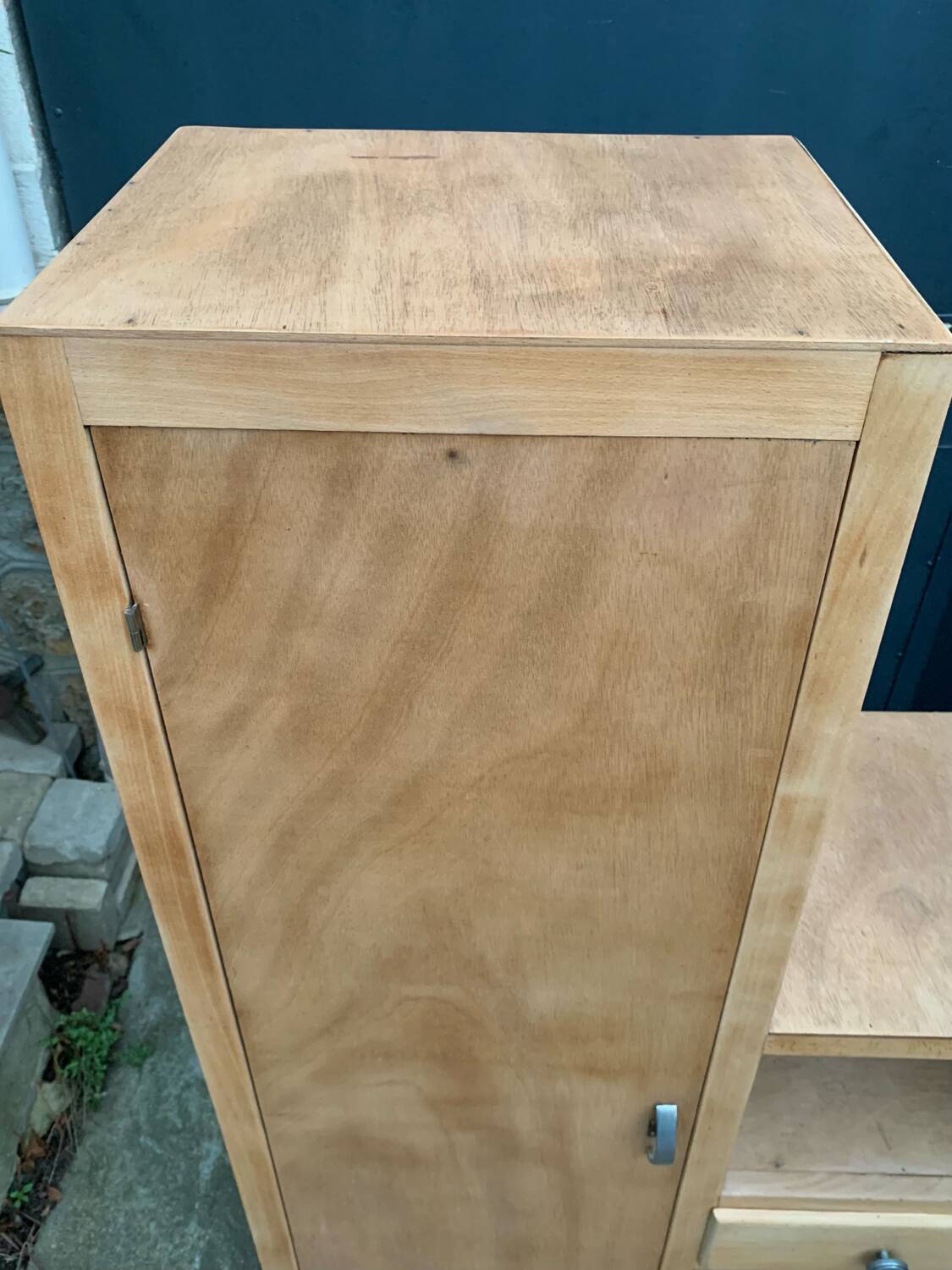 Armoire parisienne asymétrique bois brut 1950