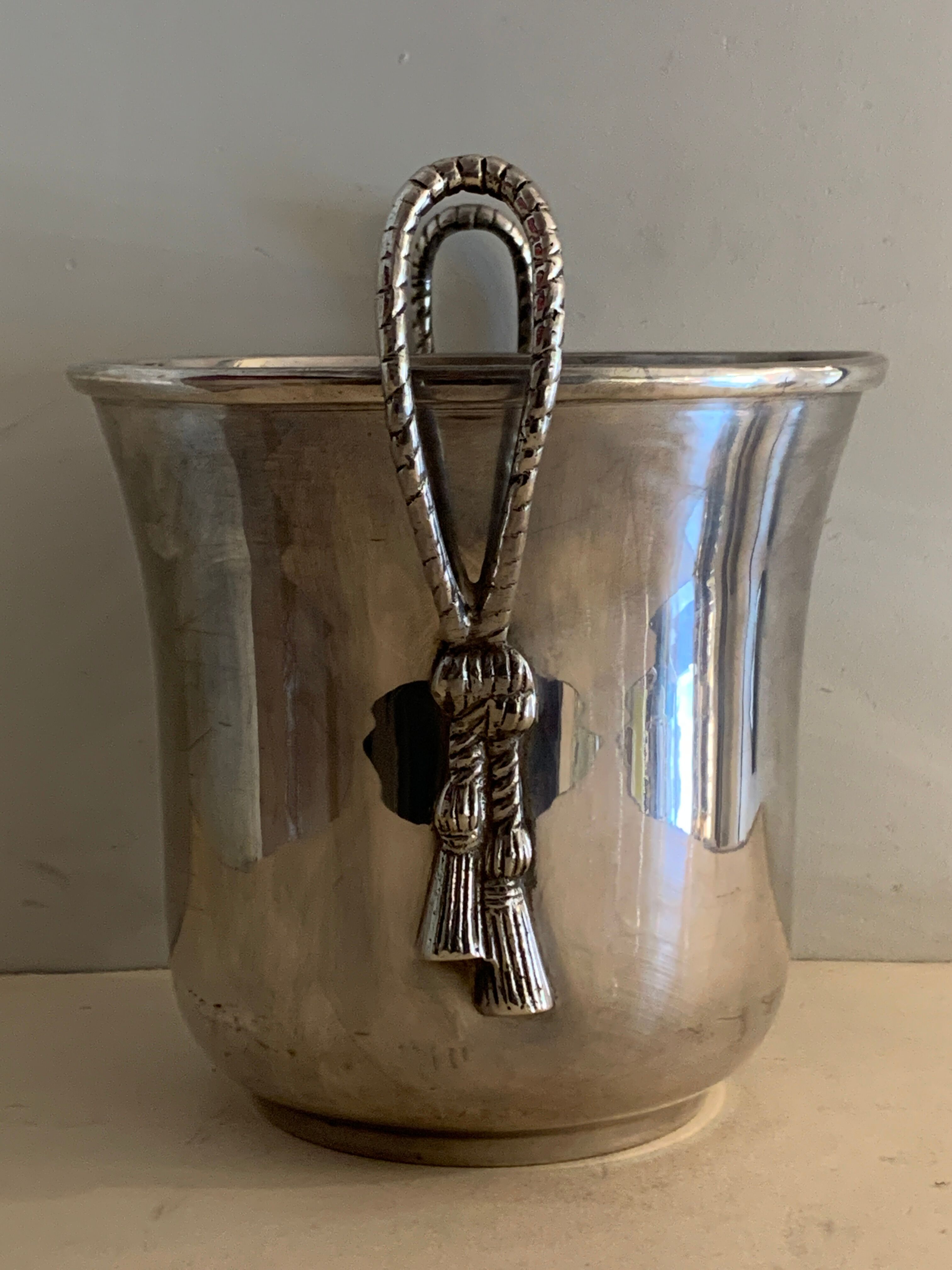 Seau à champagne en métal argenté ancien poinçonné à décor de passementerie