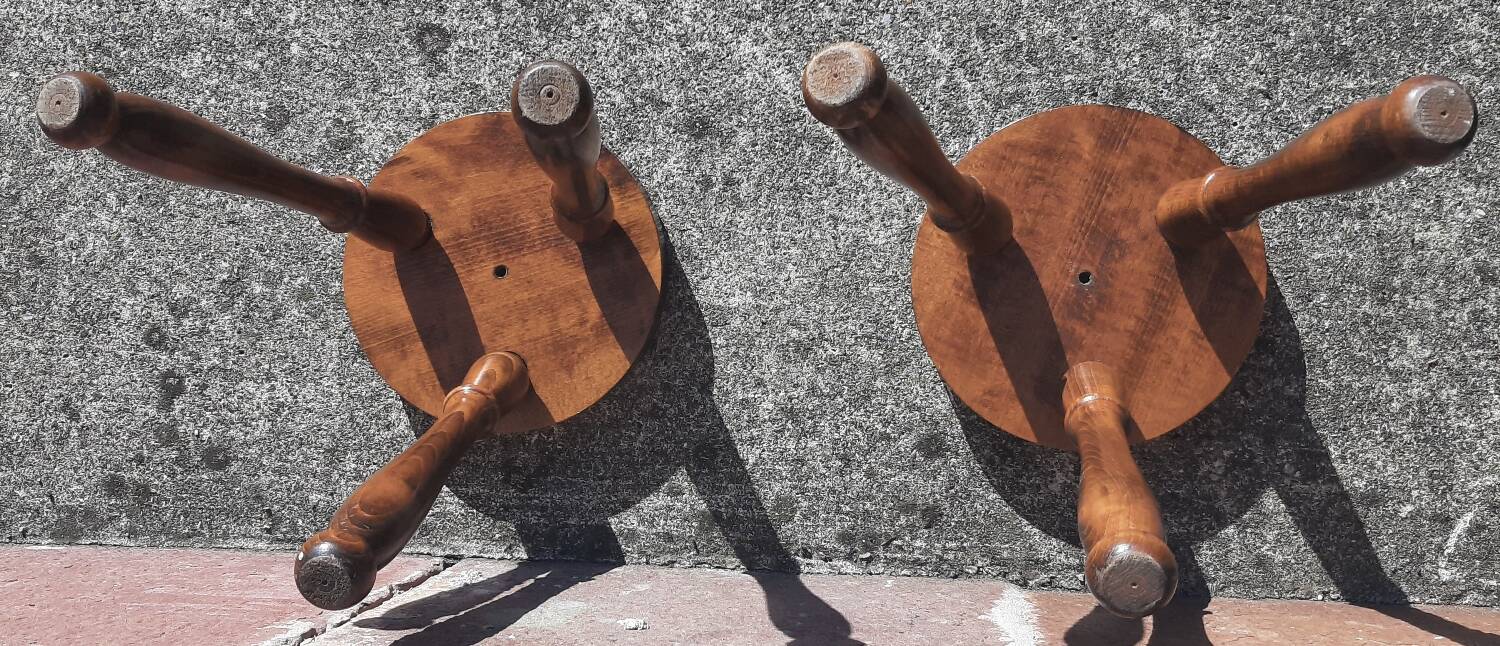 Tabourets bas tripodes, bois massif. (Lot de 2)