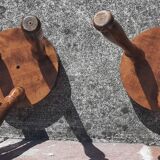 Tabourets bas tripodes, bois massif. (Lot de 2)