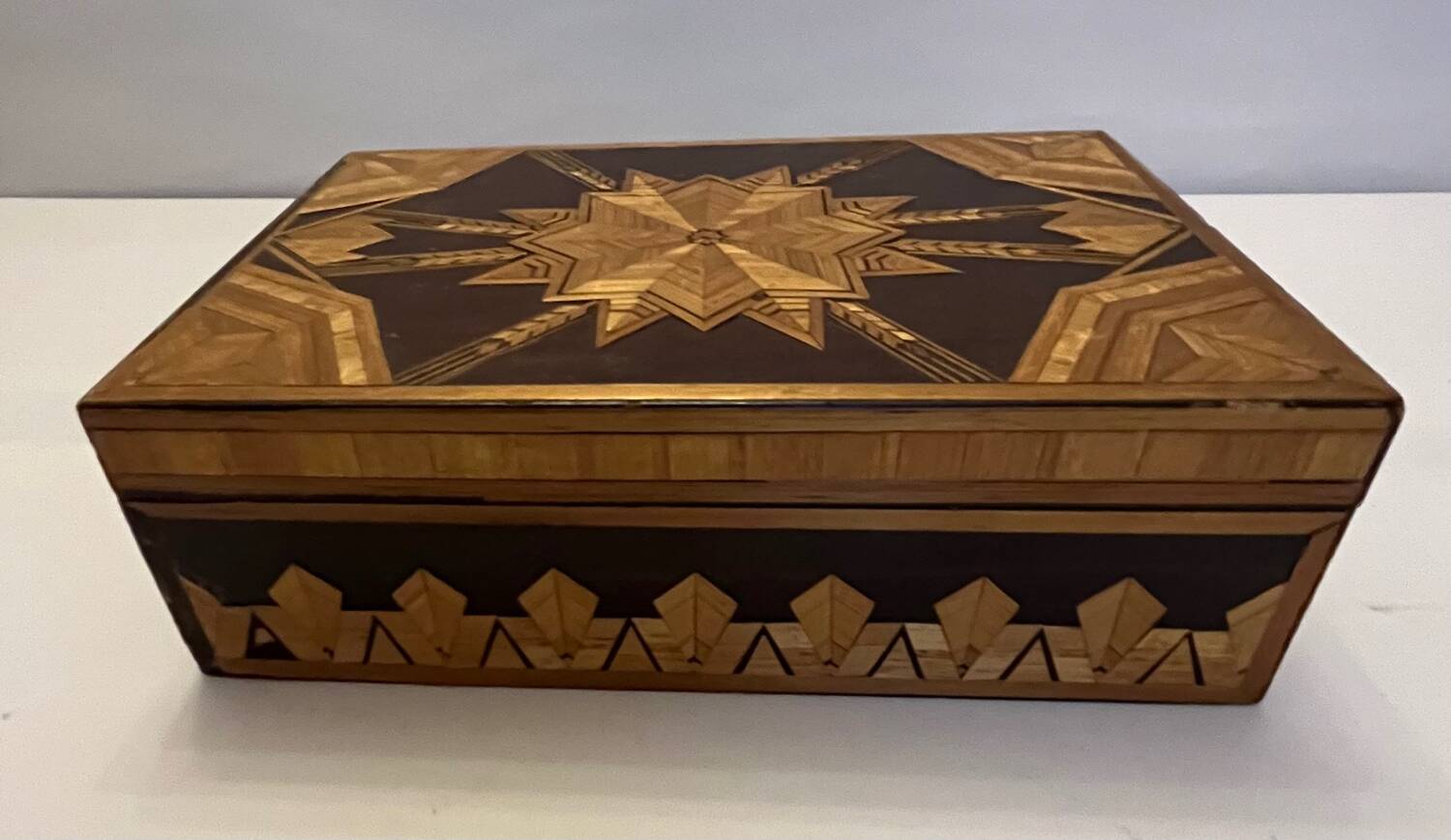 Boîte à bijoux en bois à marqueterie de paille