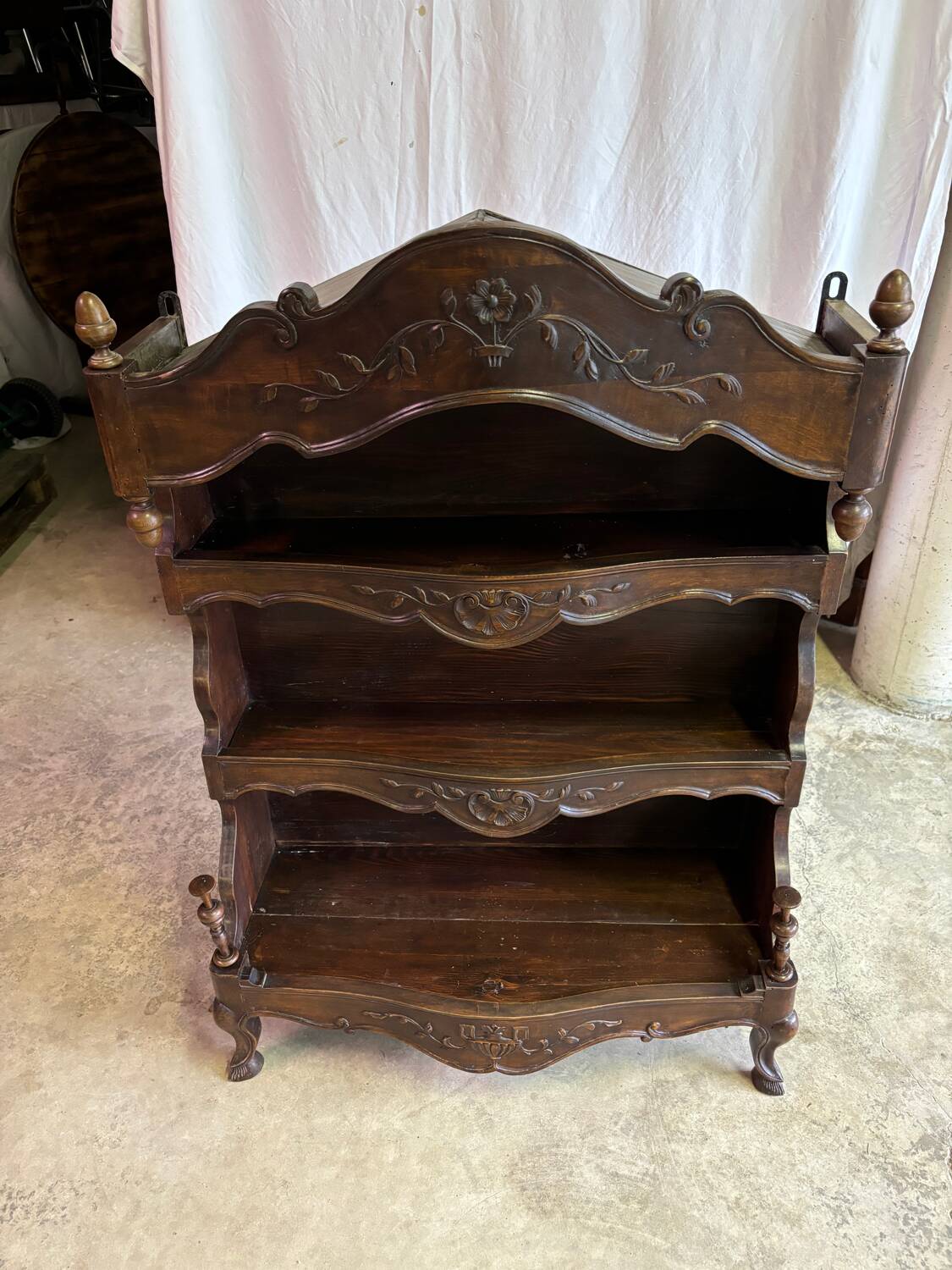 Estanier or bibus wall-mounted shelving unit