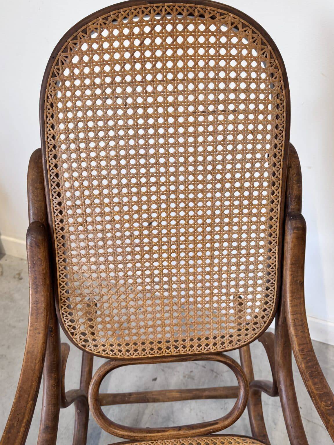 Rocking chair Thonet en bois courbé et cannage