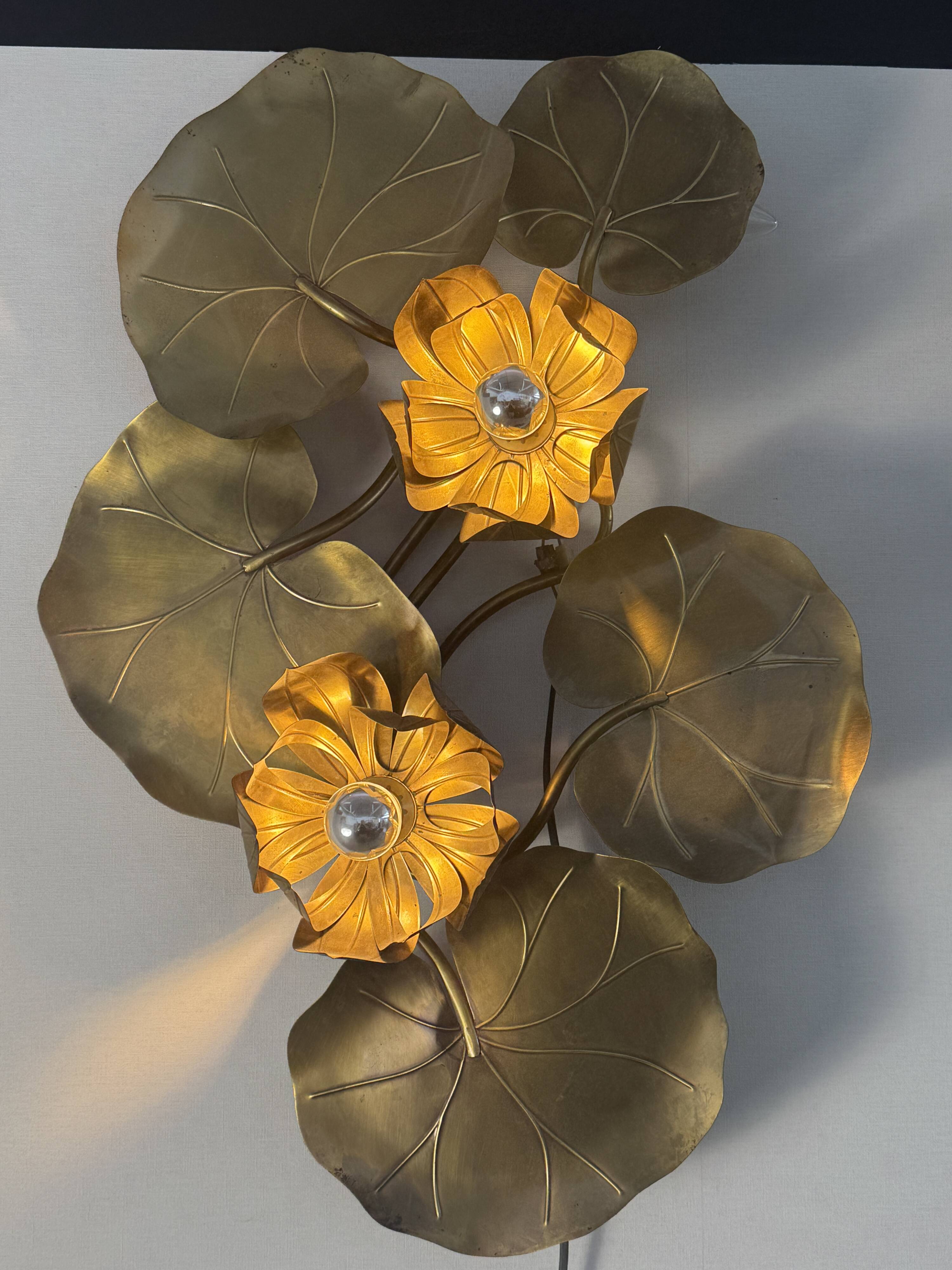 Large lily pad ceiling light in gilded brass Hollywood Regency — 7 lights — 1970