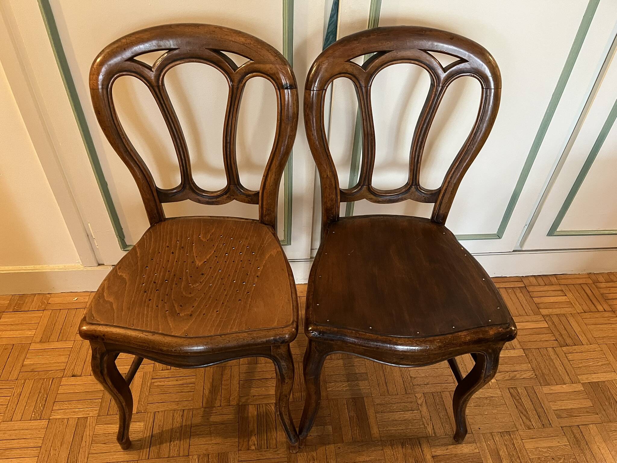 Pair of Art Nouveau curved wooden chairs, circa 1900 — Thonet style, ta