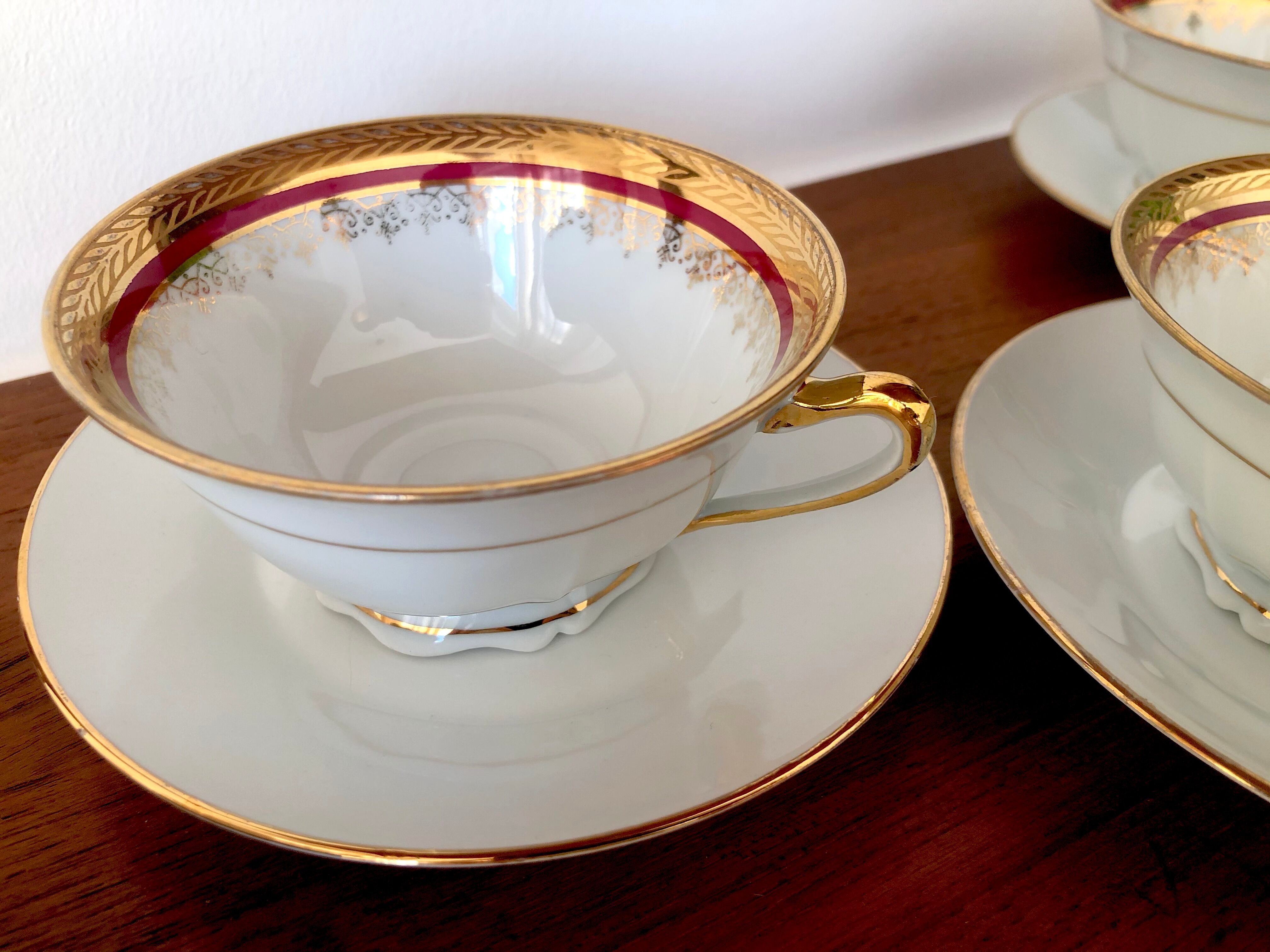 Vintage coffee cups made of fine Limoges porcelain - Raspberry and golden décor
