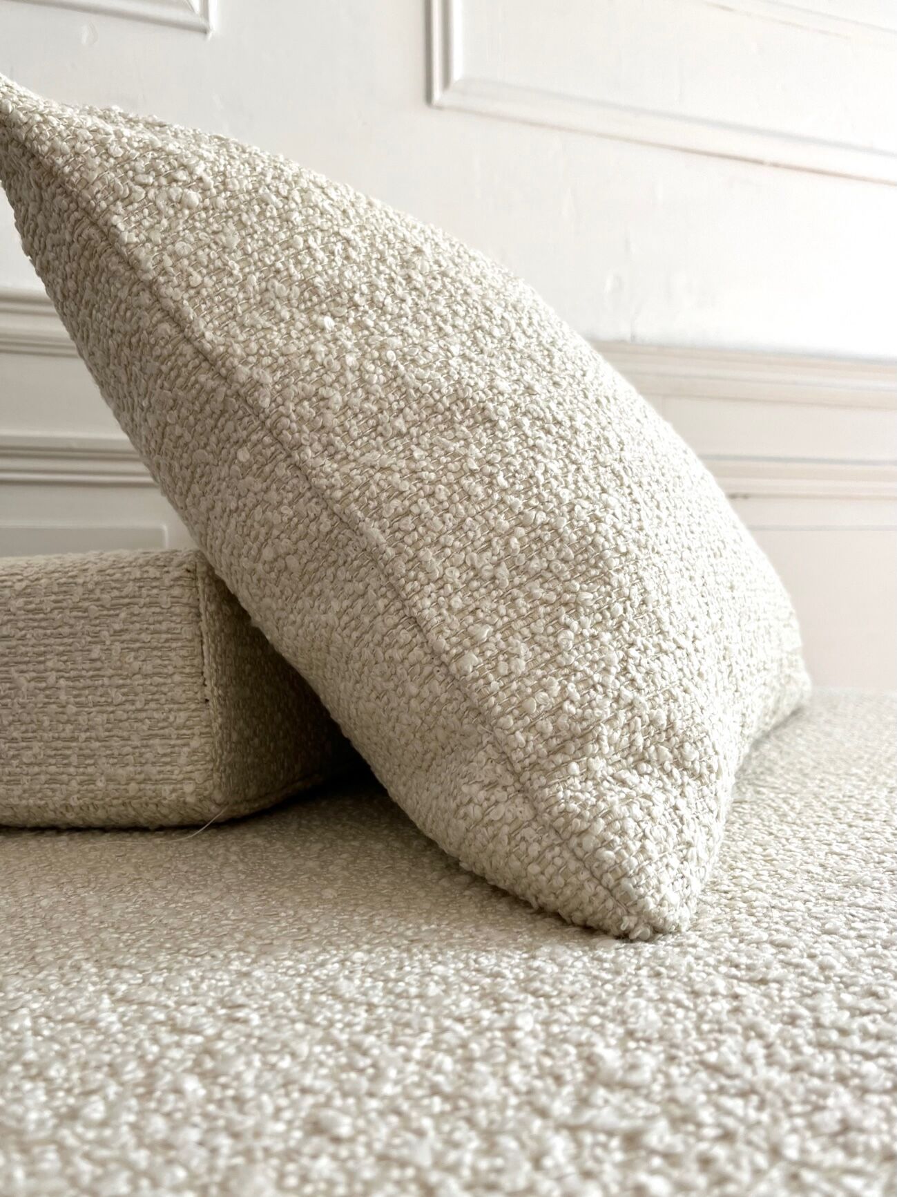 Square ottoman and its cushions in buckle fabric