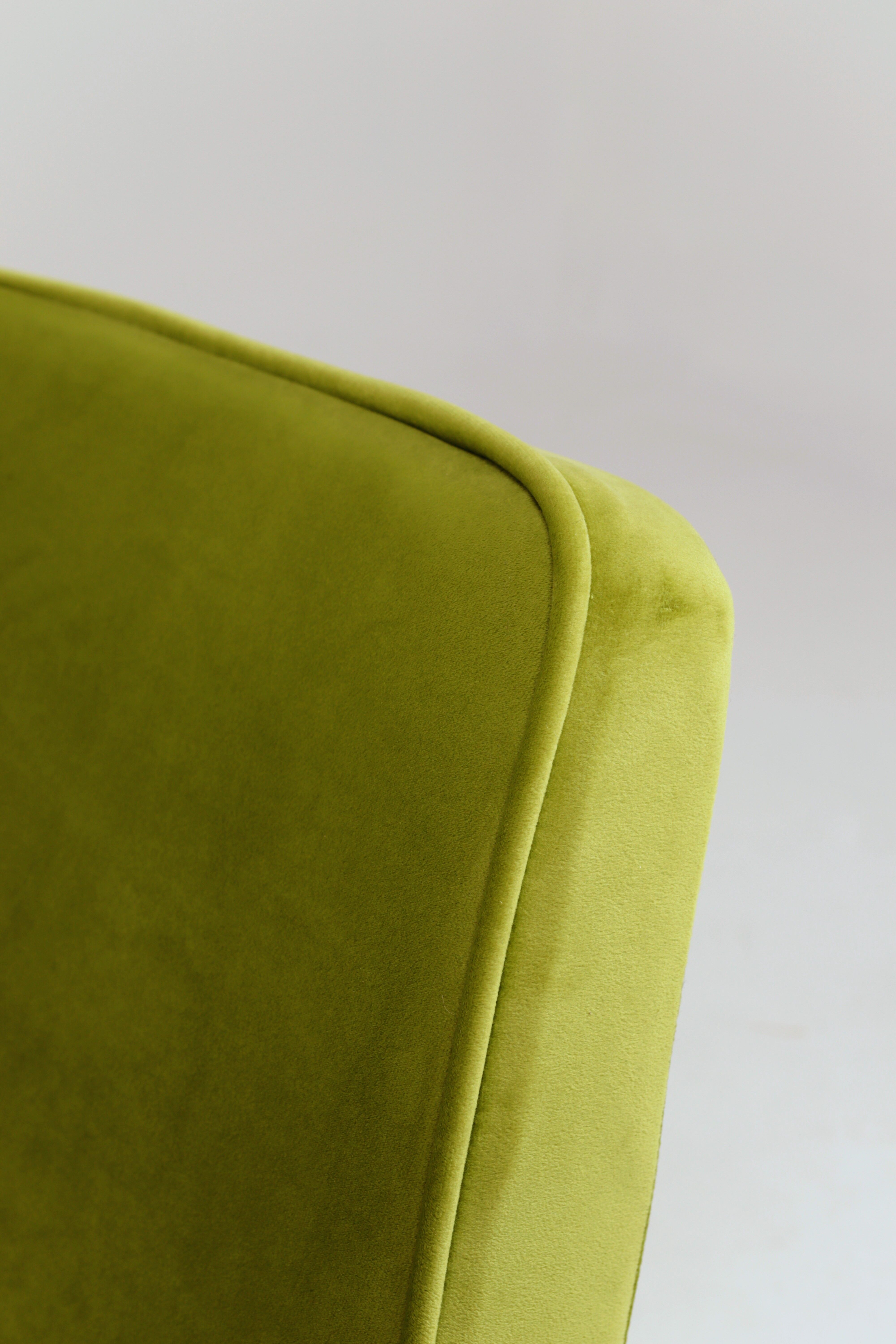 Fauteuil vintage en velours vert poire, bois naturel huilé.