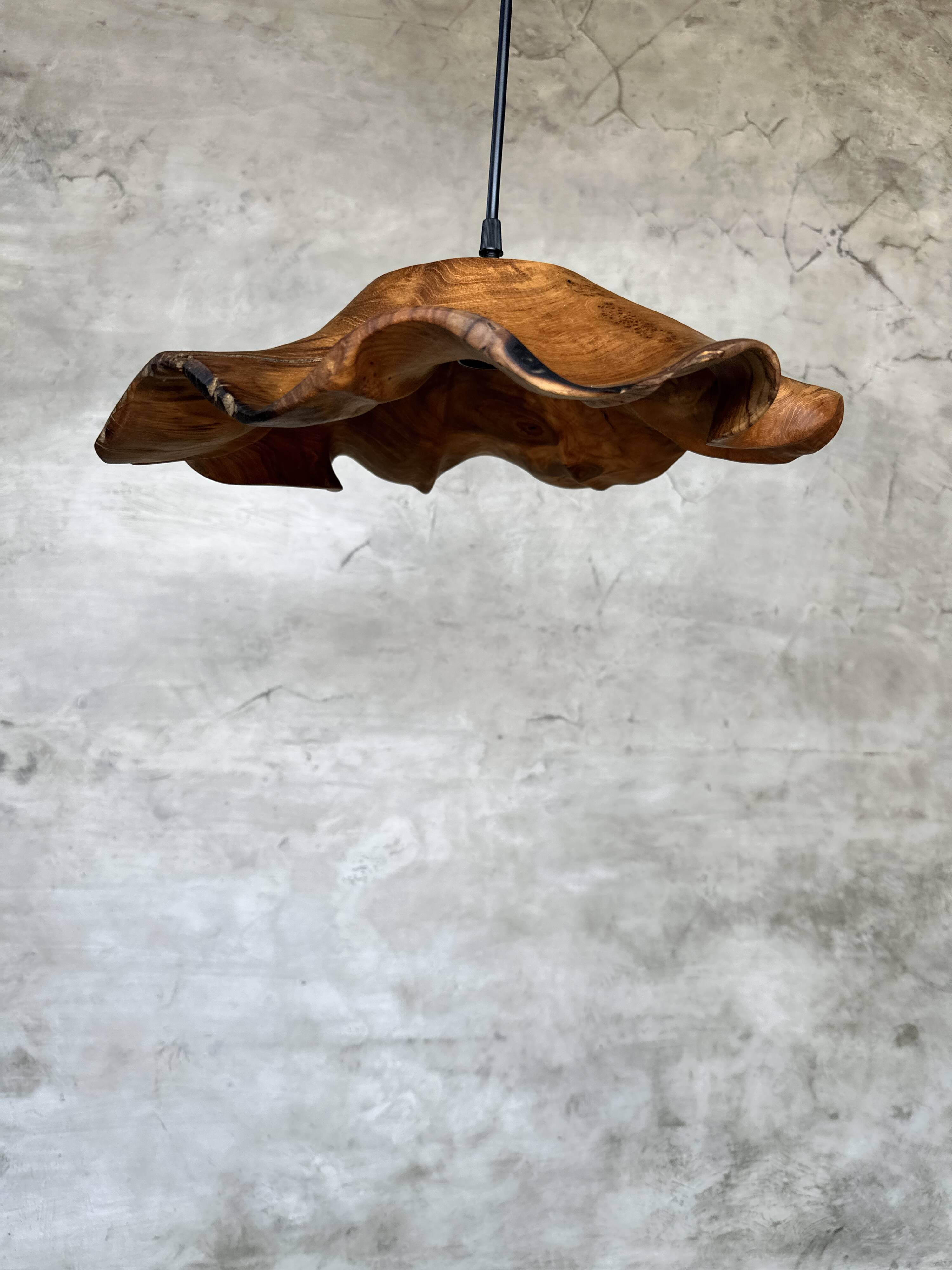 Small pendant light in corrugated teak leaf (Small D:30 H:20)