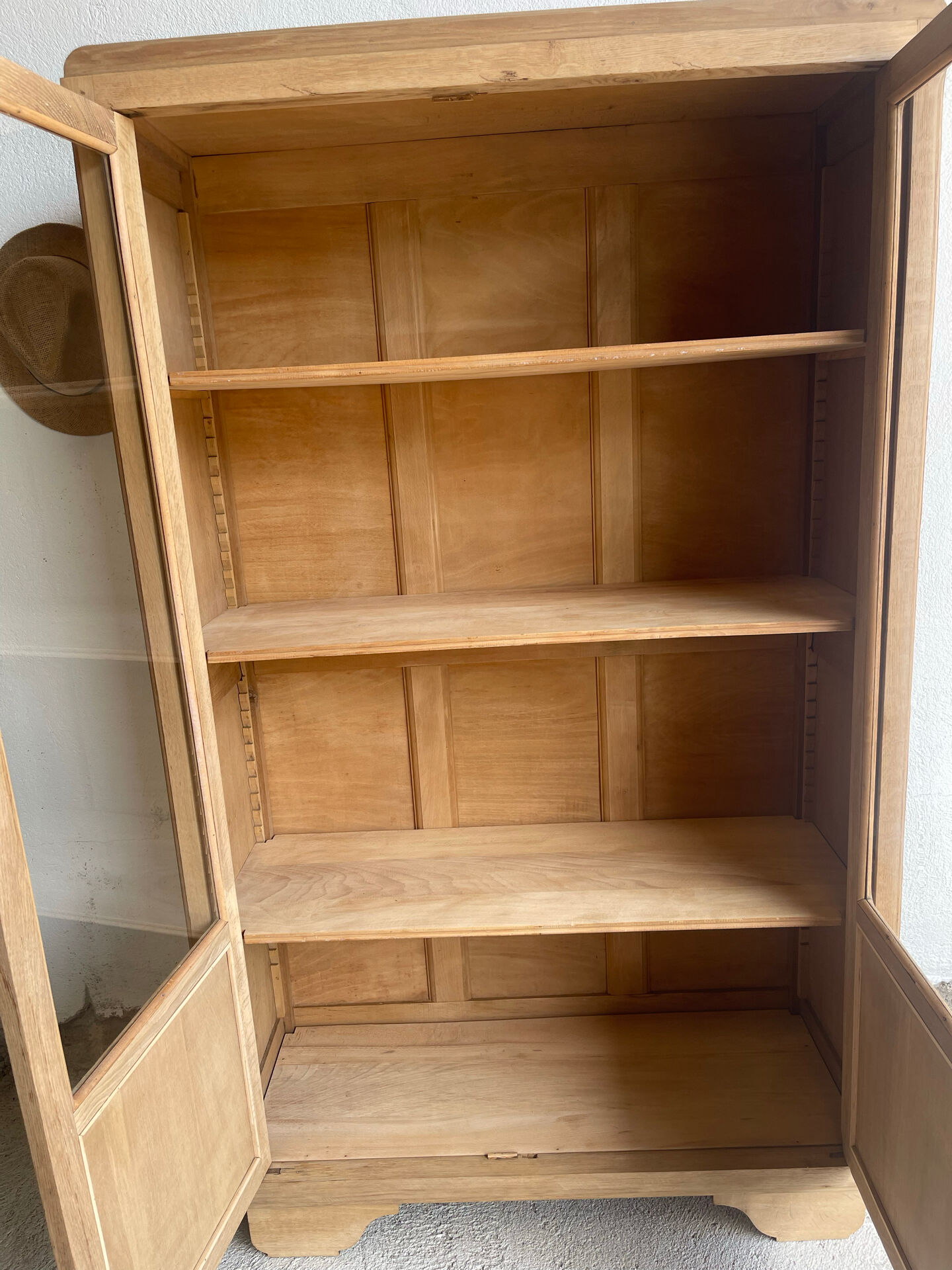 Glass cabinet