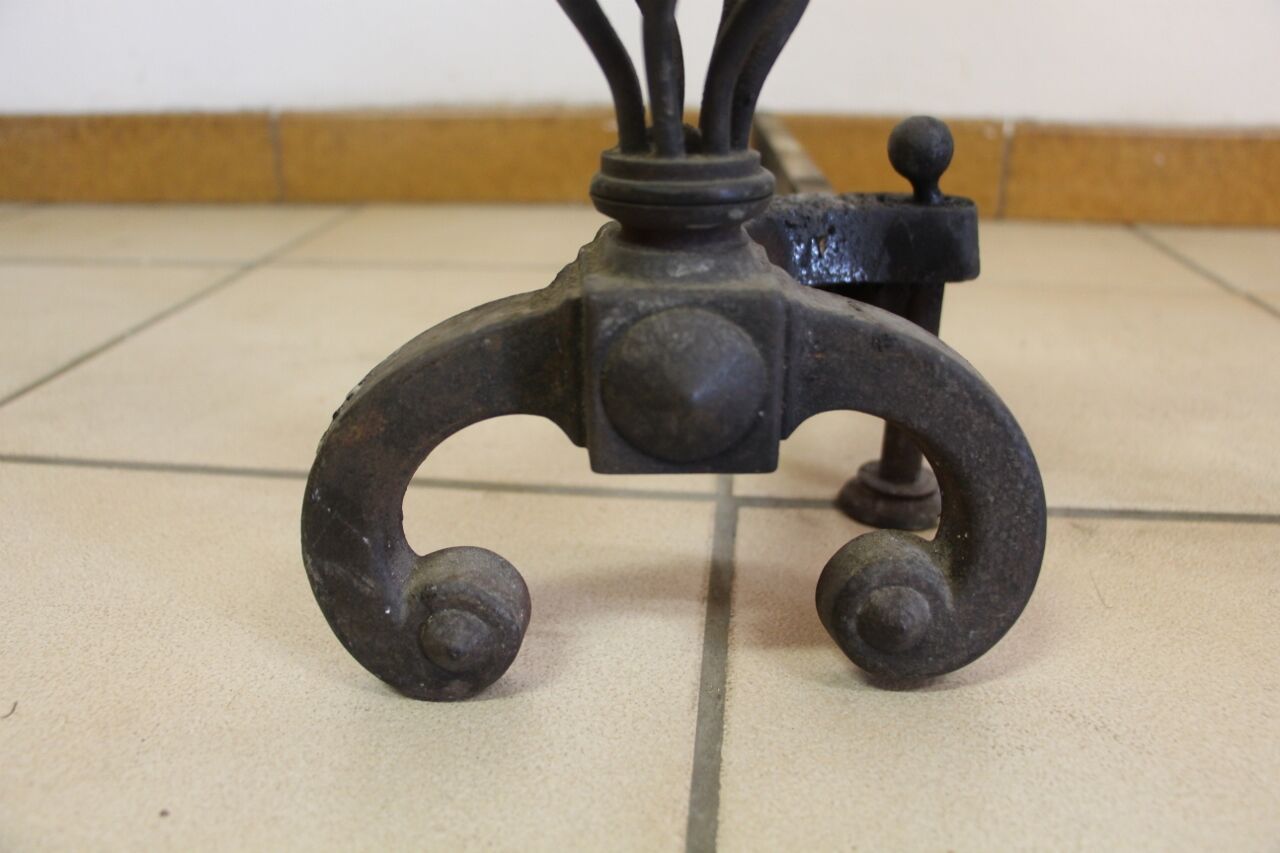 Paire de chenets en fer et bronze moderniste