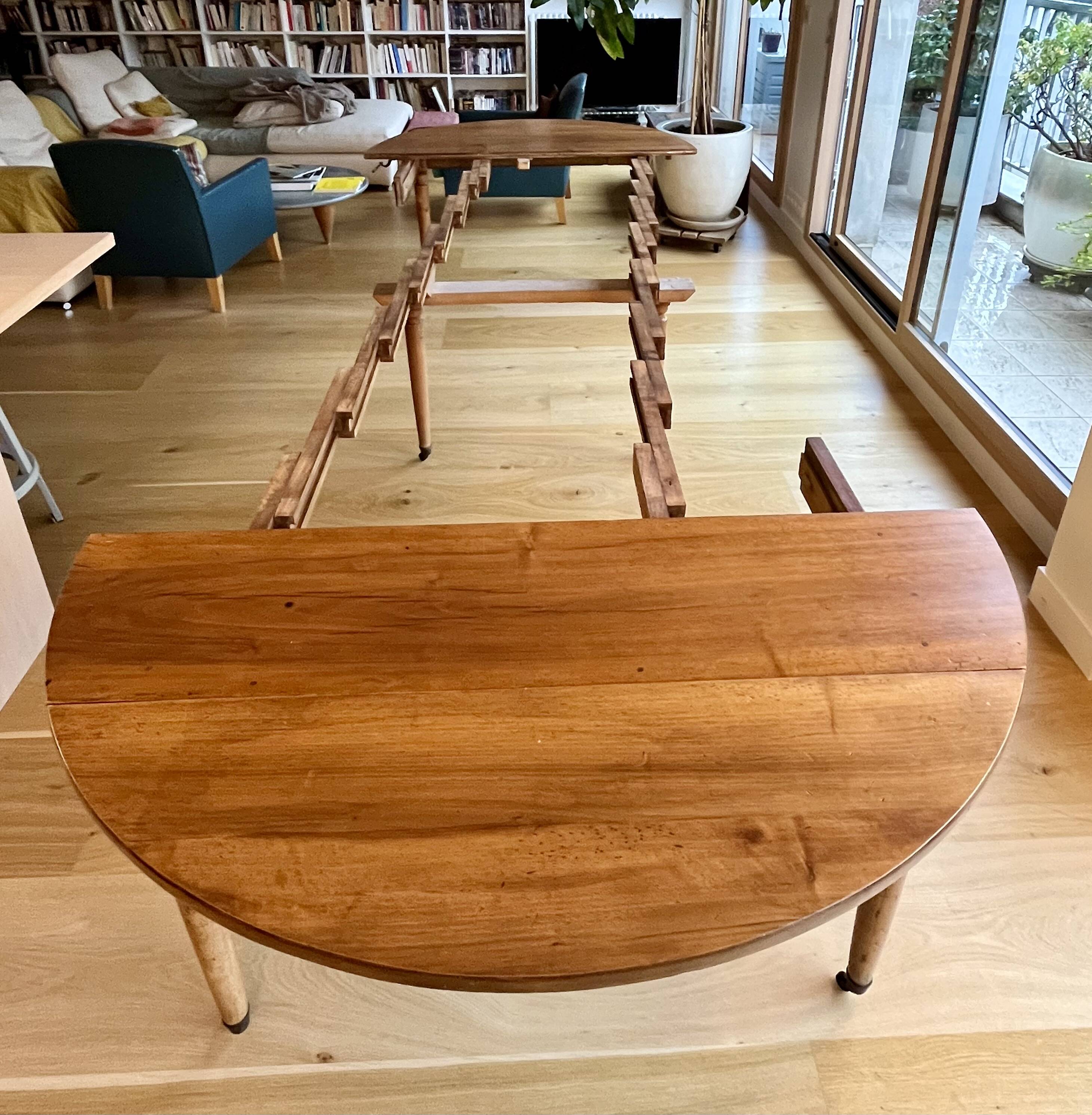 Extendable round table in solid walnut, 125cm in diameter, 5 extensions.