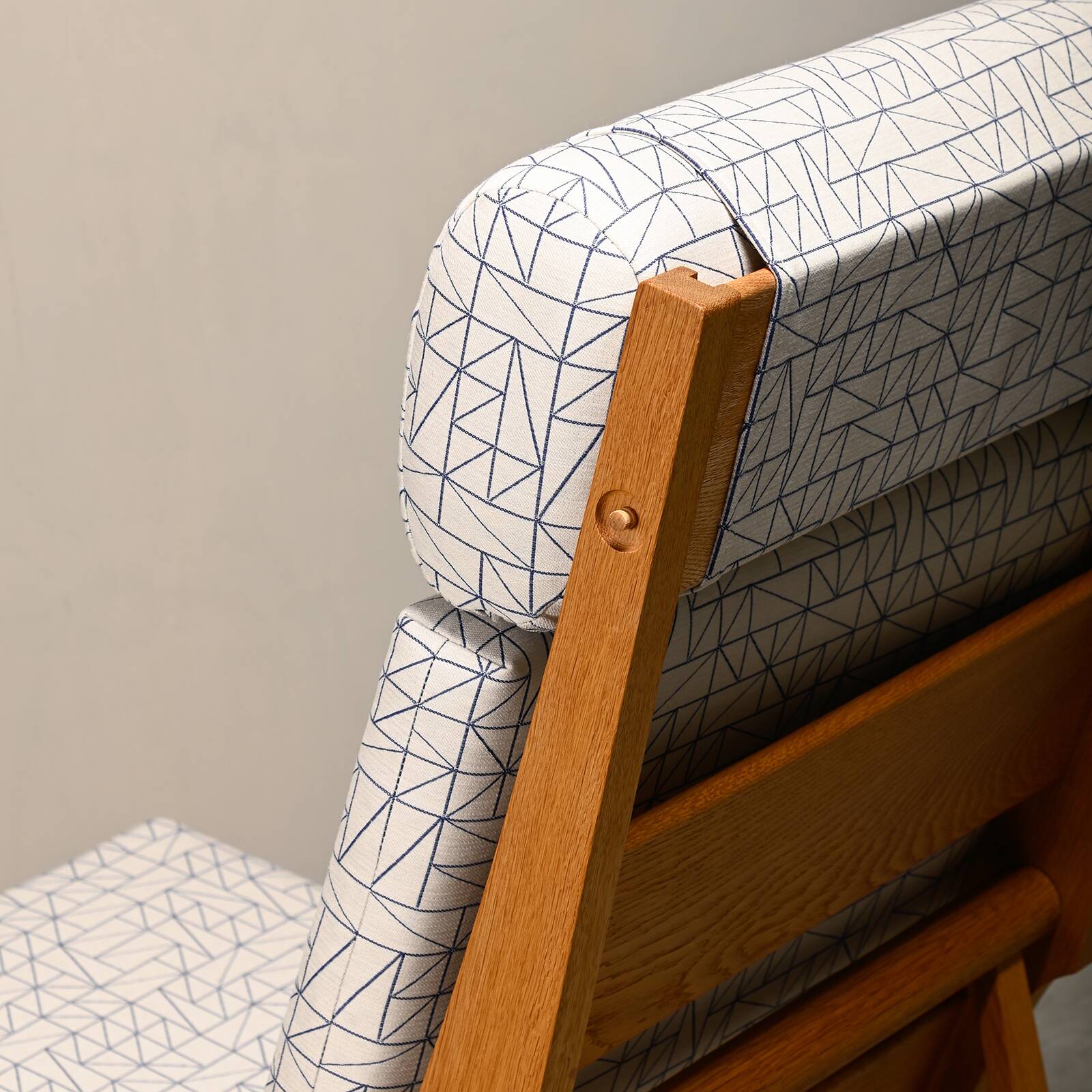 Hans J. Wegner AP71 Lounge Chair, Oak and Graphic fabric for AP Stolen, Den