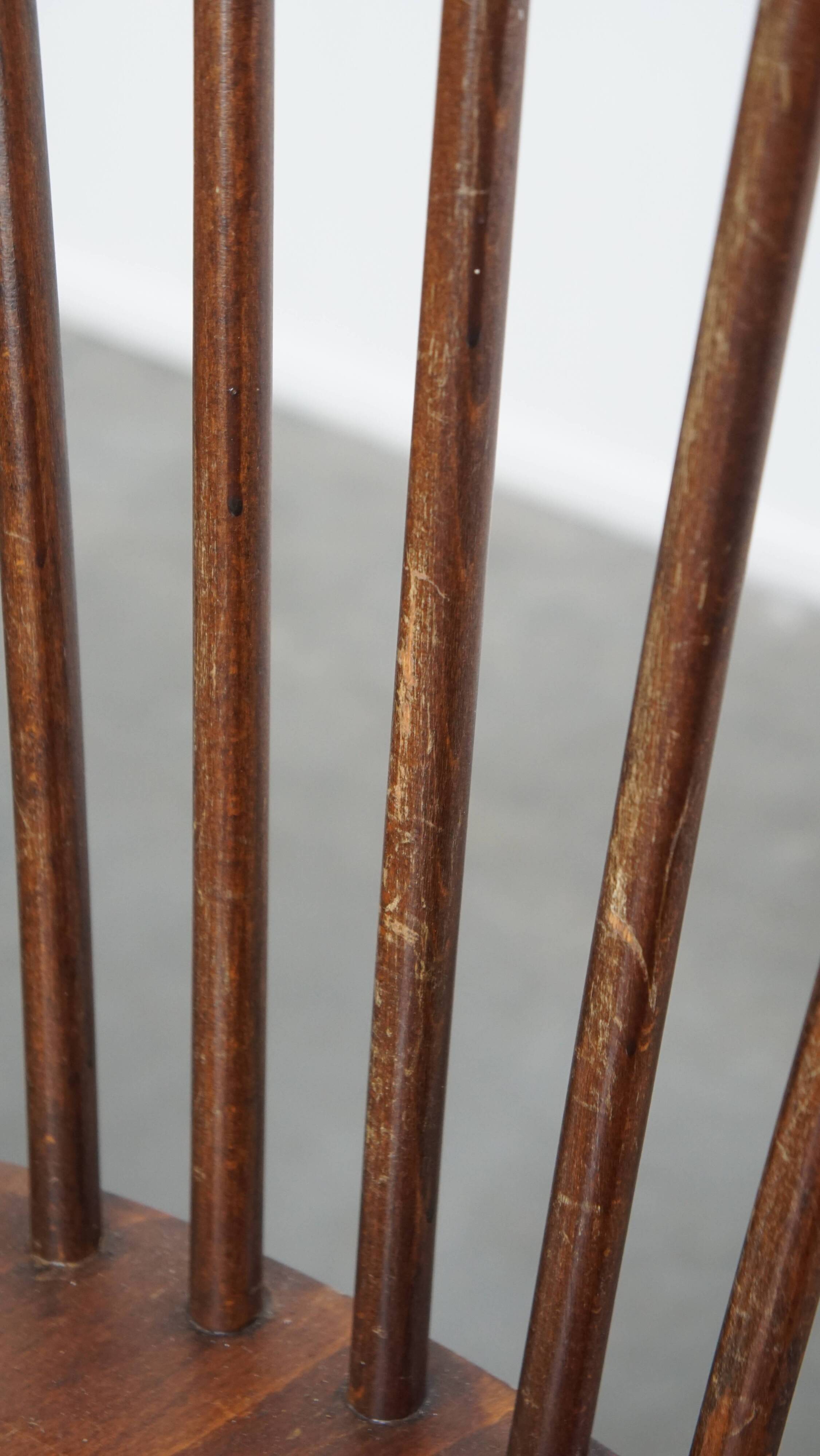 Ensemble de 8 chaises Windsor vintage en bois à dossier fuseau des années 1970