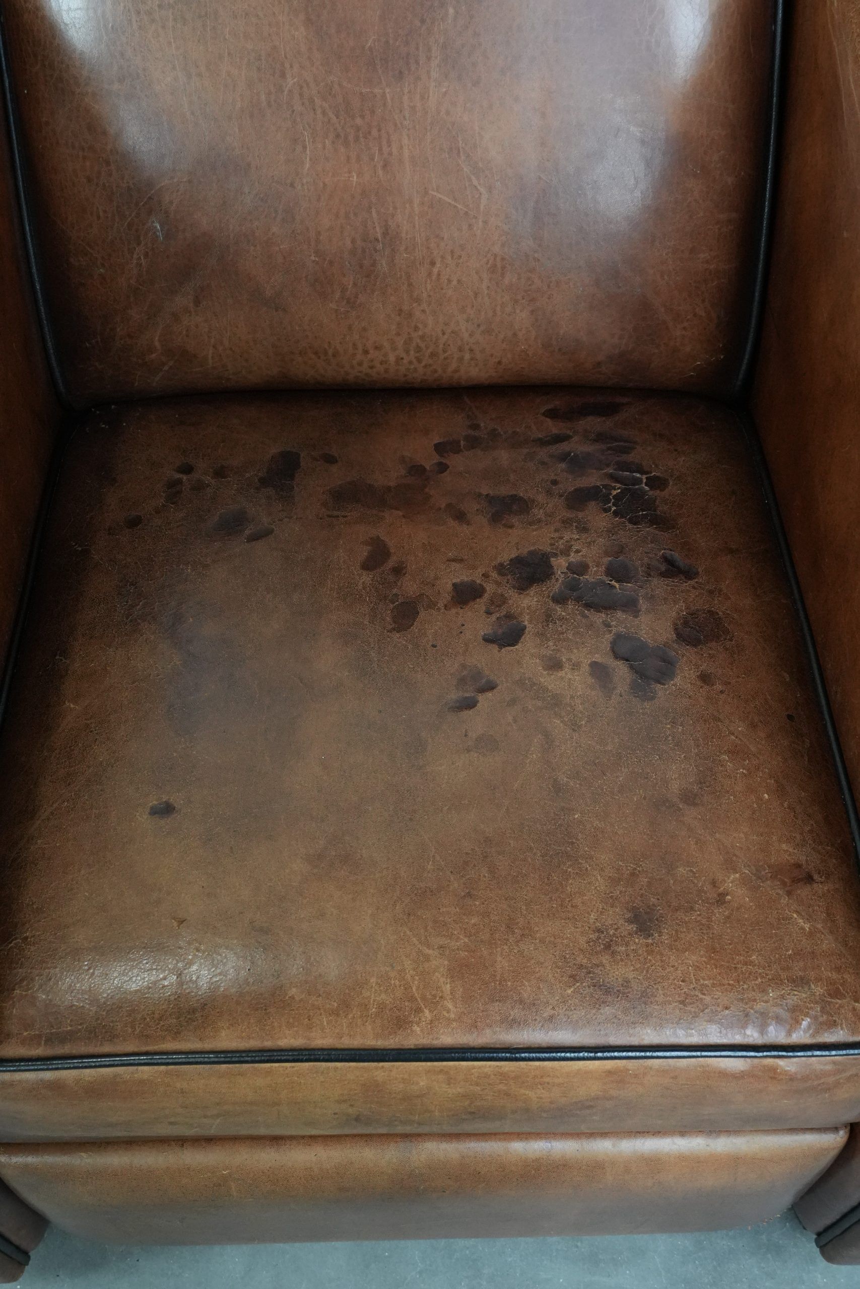 Comfortable and adjustable sheepskin relax armchair with a sleek design