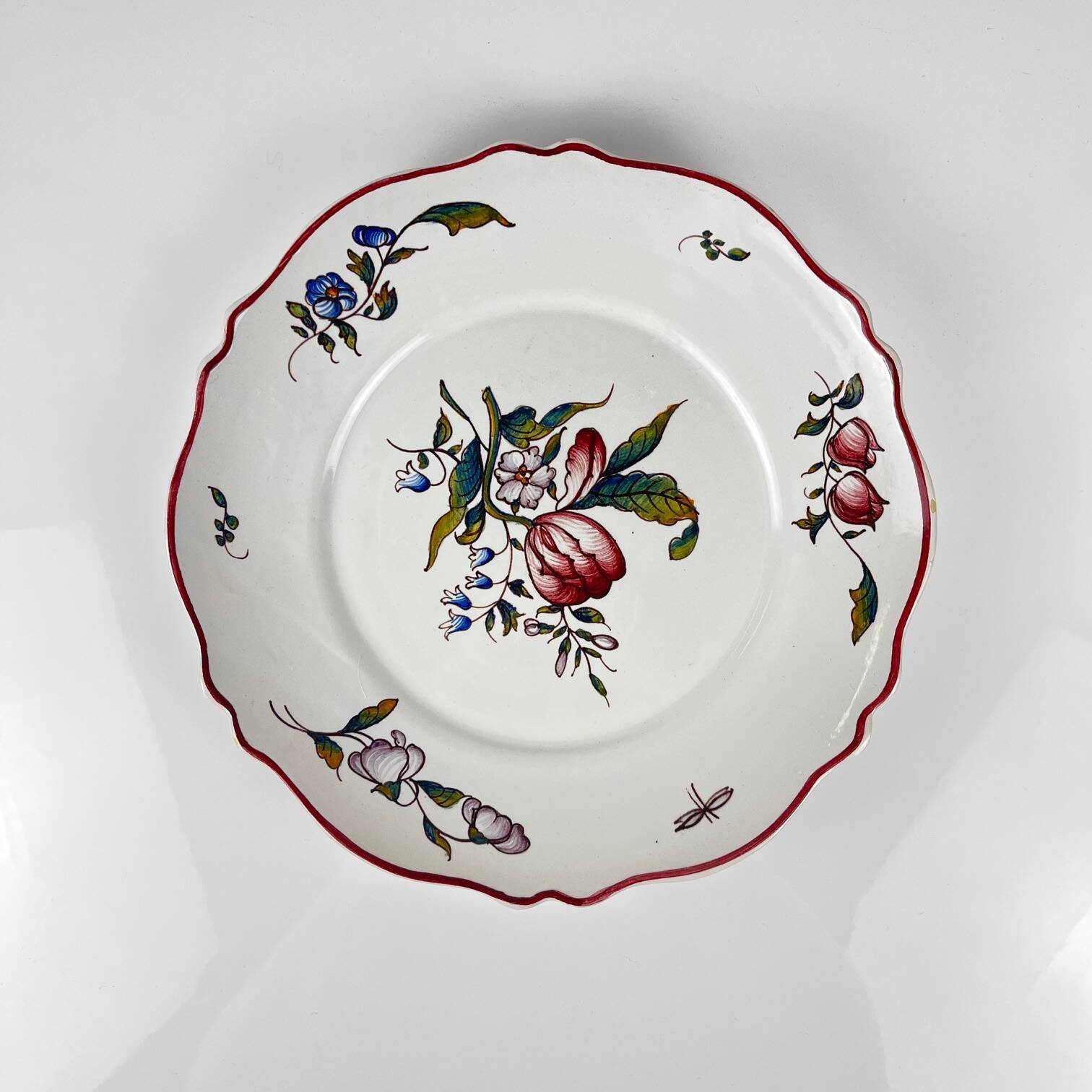 Set of 2 hand-painted ceramic dishes with flower pattern