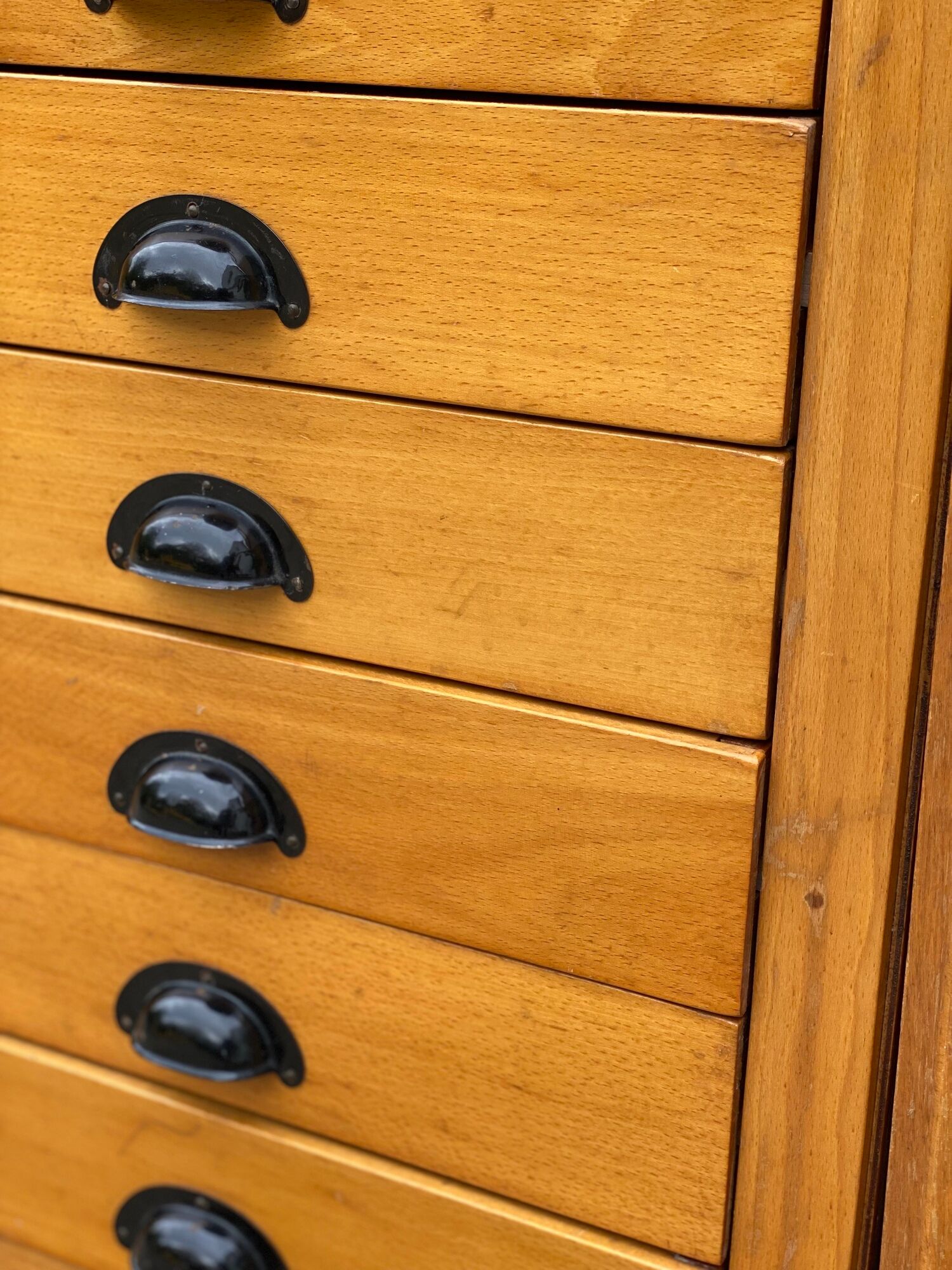 Trio vintage d’armoires en bois de pin allemand