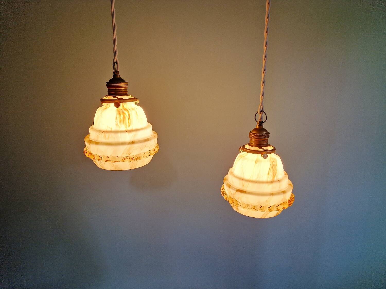 Duo de suspensions Art Déco en opaline et ouraline, 1920-30