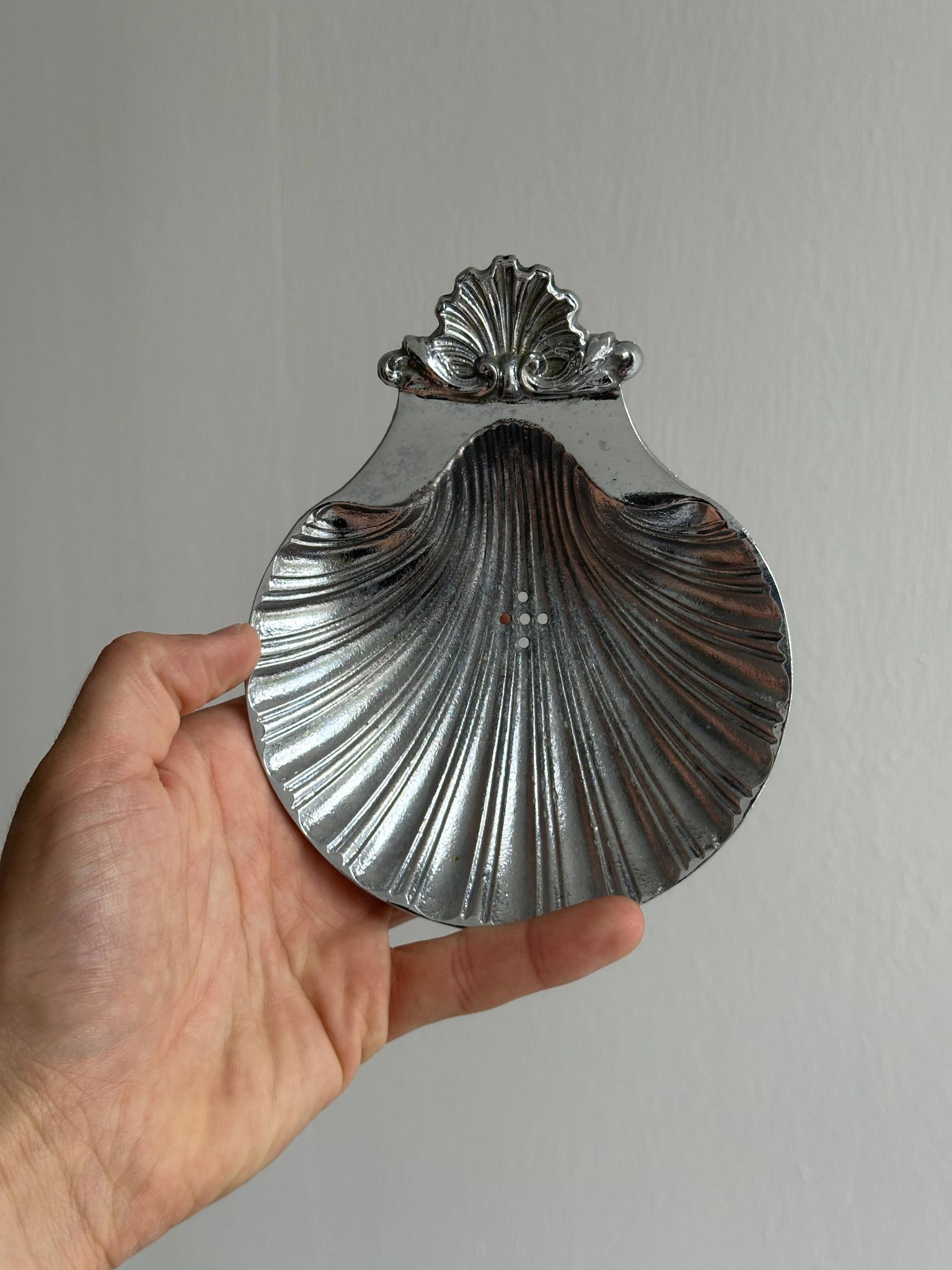 Porte-savon en métal argenté en forme de coquillage