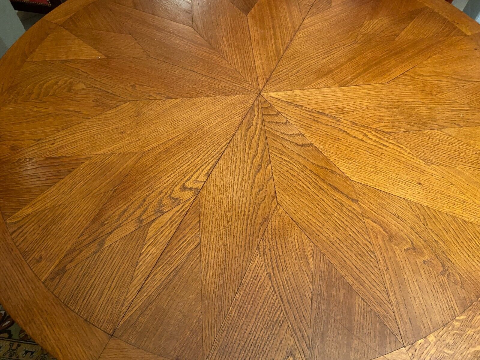 Table ronde style Louis XVI en chêne blond plateau à décor de rosace