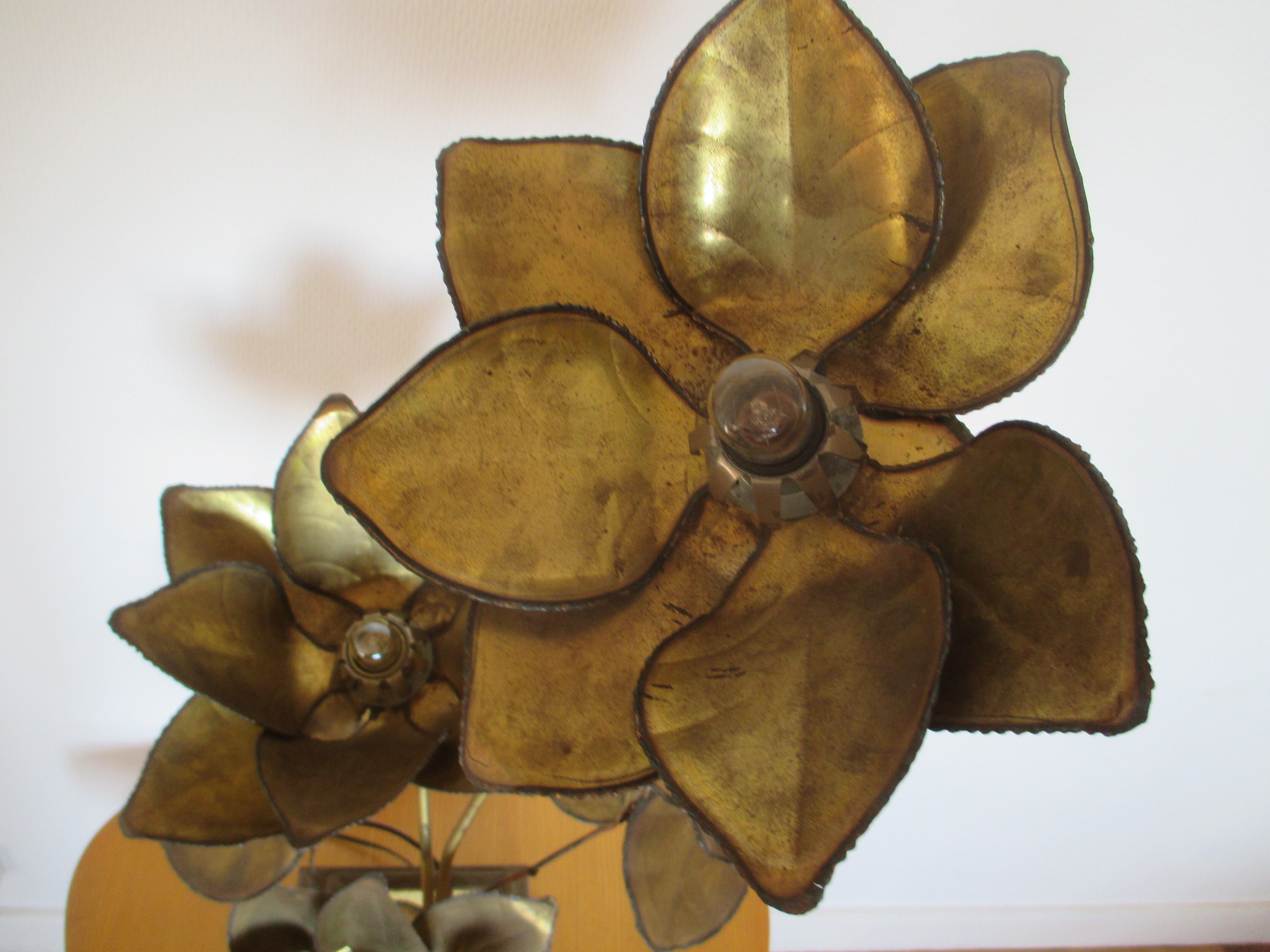 Golden metal brass flower lamp