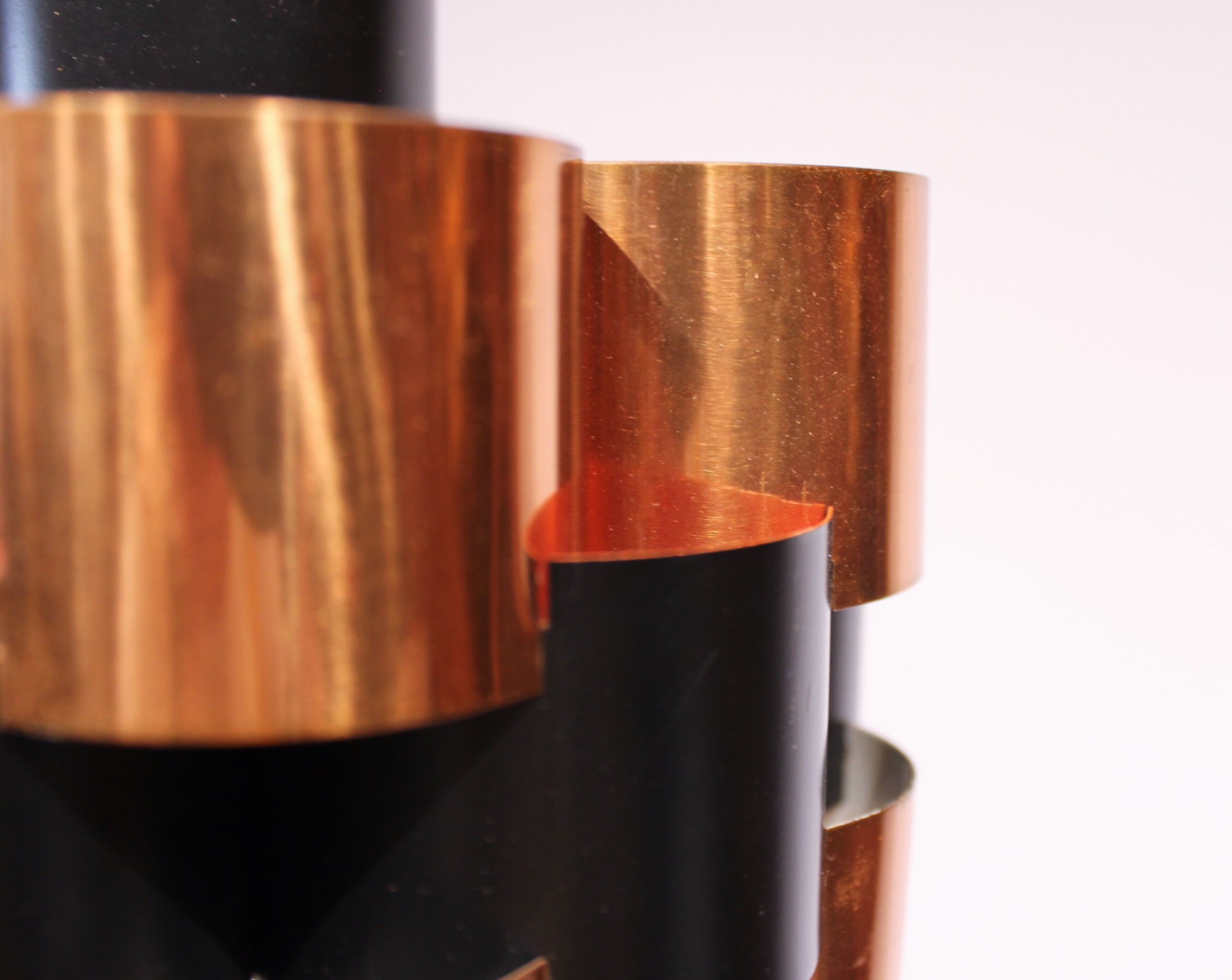 Une paire de lustres en pouces de bois de cordonnier, années 60