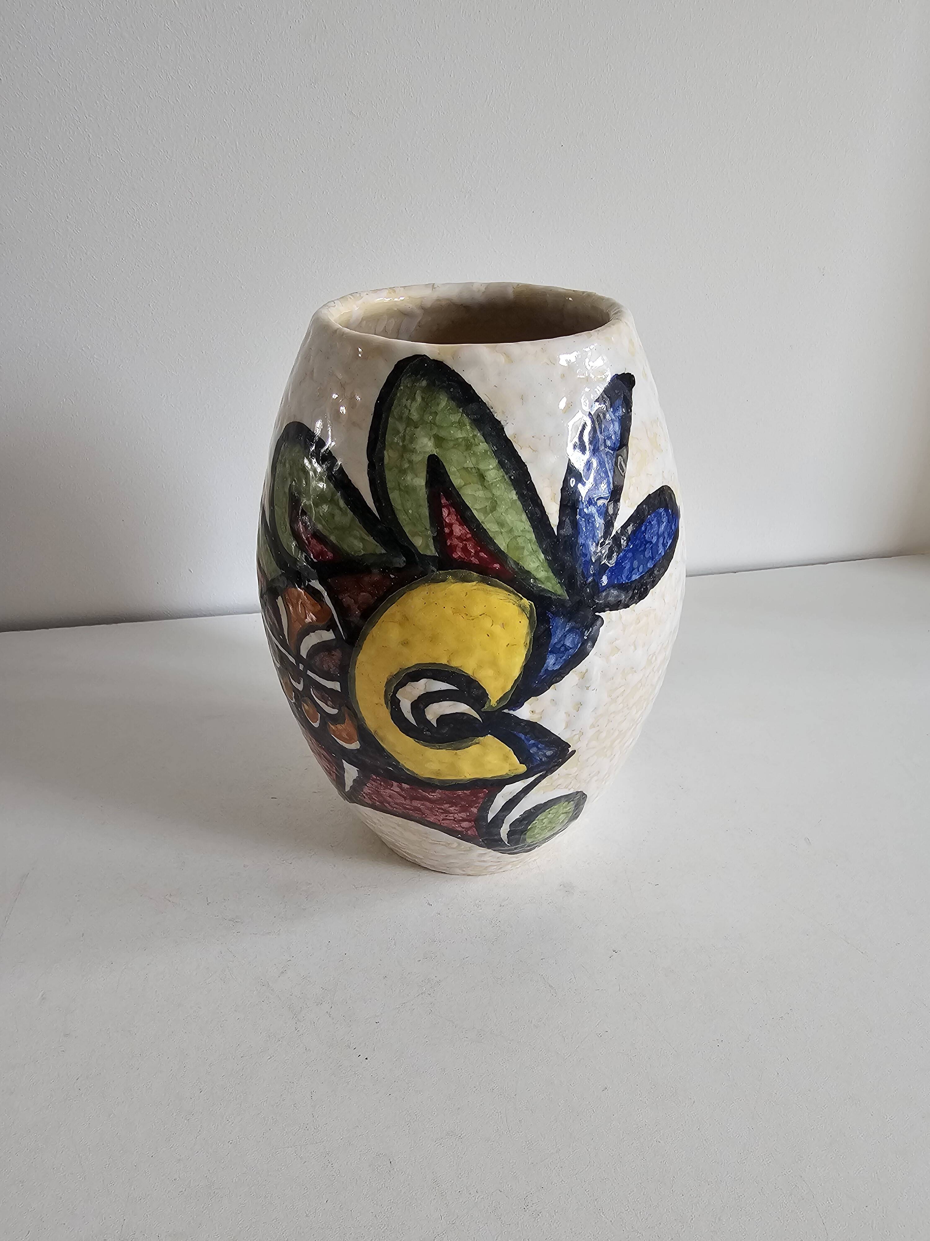 Ceramic vase with geometric pattern (Pablo Sanguino)