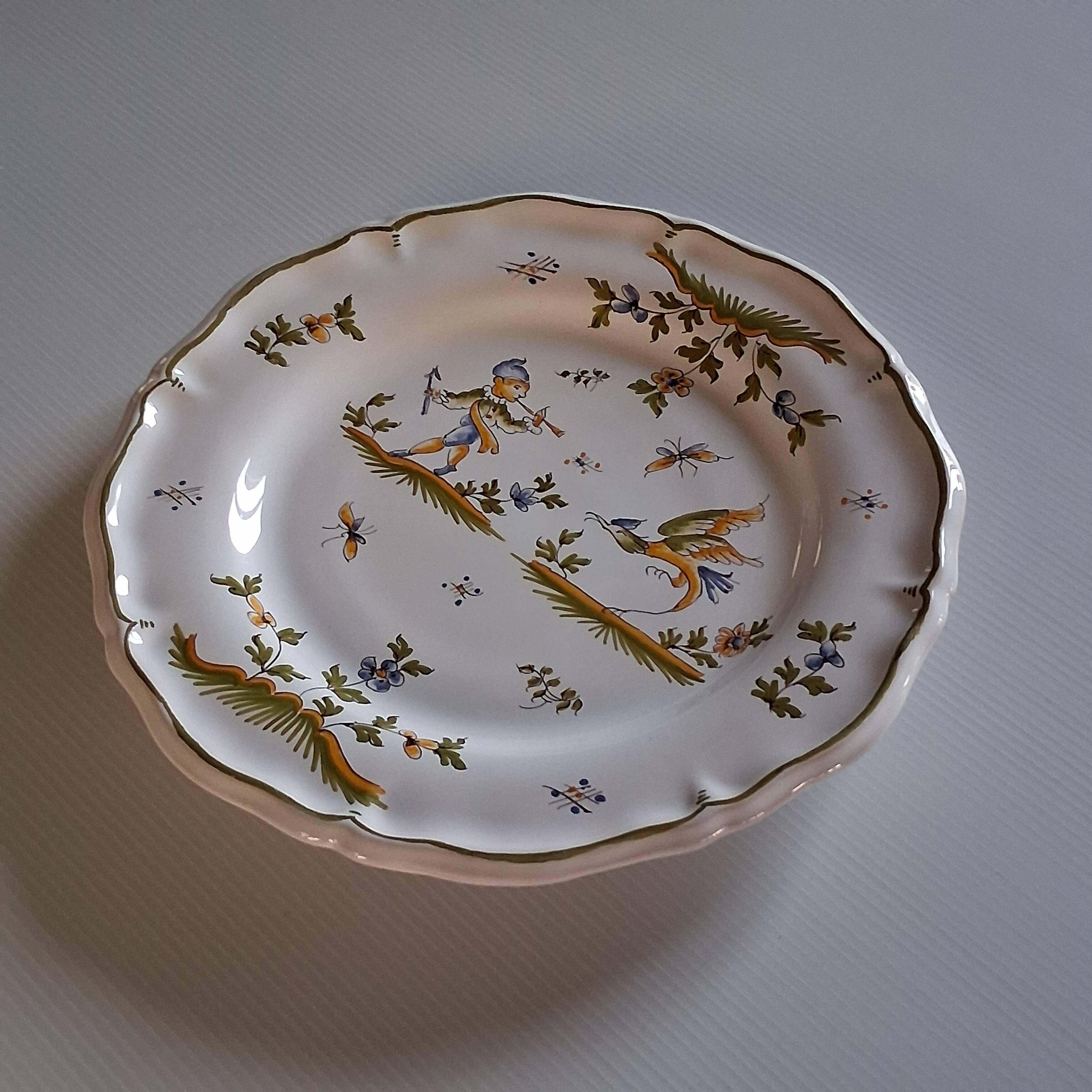 Moustiers scalloped plate in very good condition.