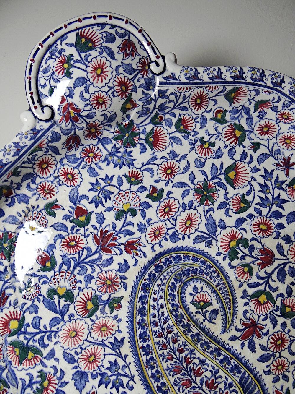Important ceramic plateau from Gien, from the years 1875-1885, model Cache.