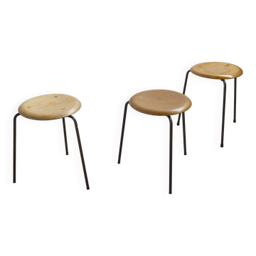 Ensemble de 3, tabouret à trois pieds Dot Arne Jacobsen par Fritz Hansen, années 1960.
