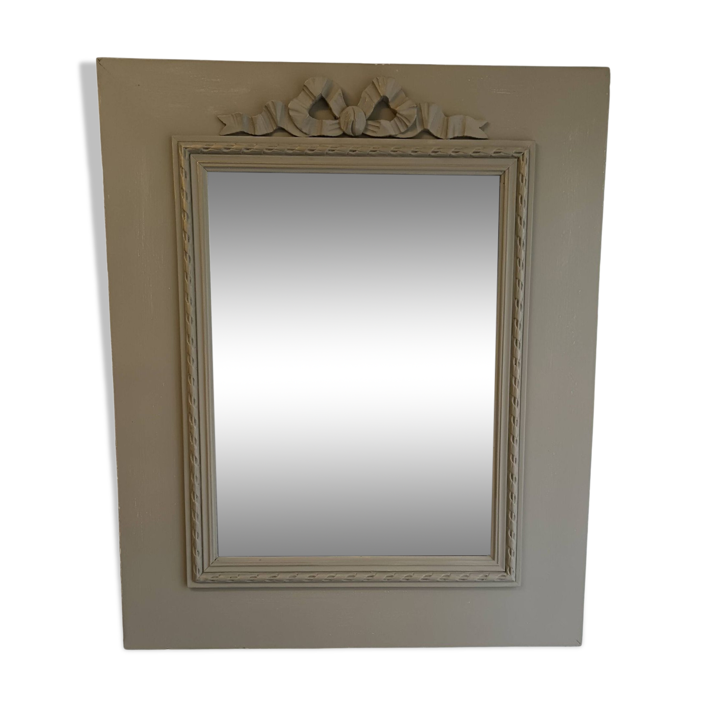 Wooden mirror with patinated beige knot