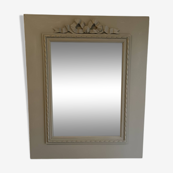 Wooden mirror with patinated beige knot