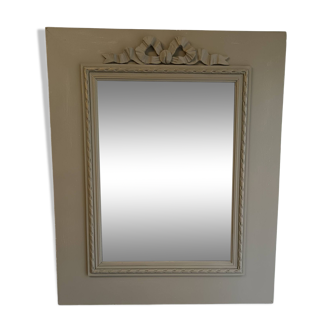 Wooden mirror with patinated beige knot