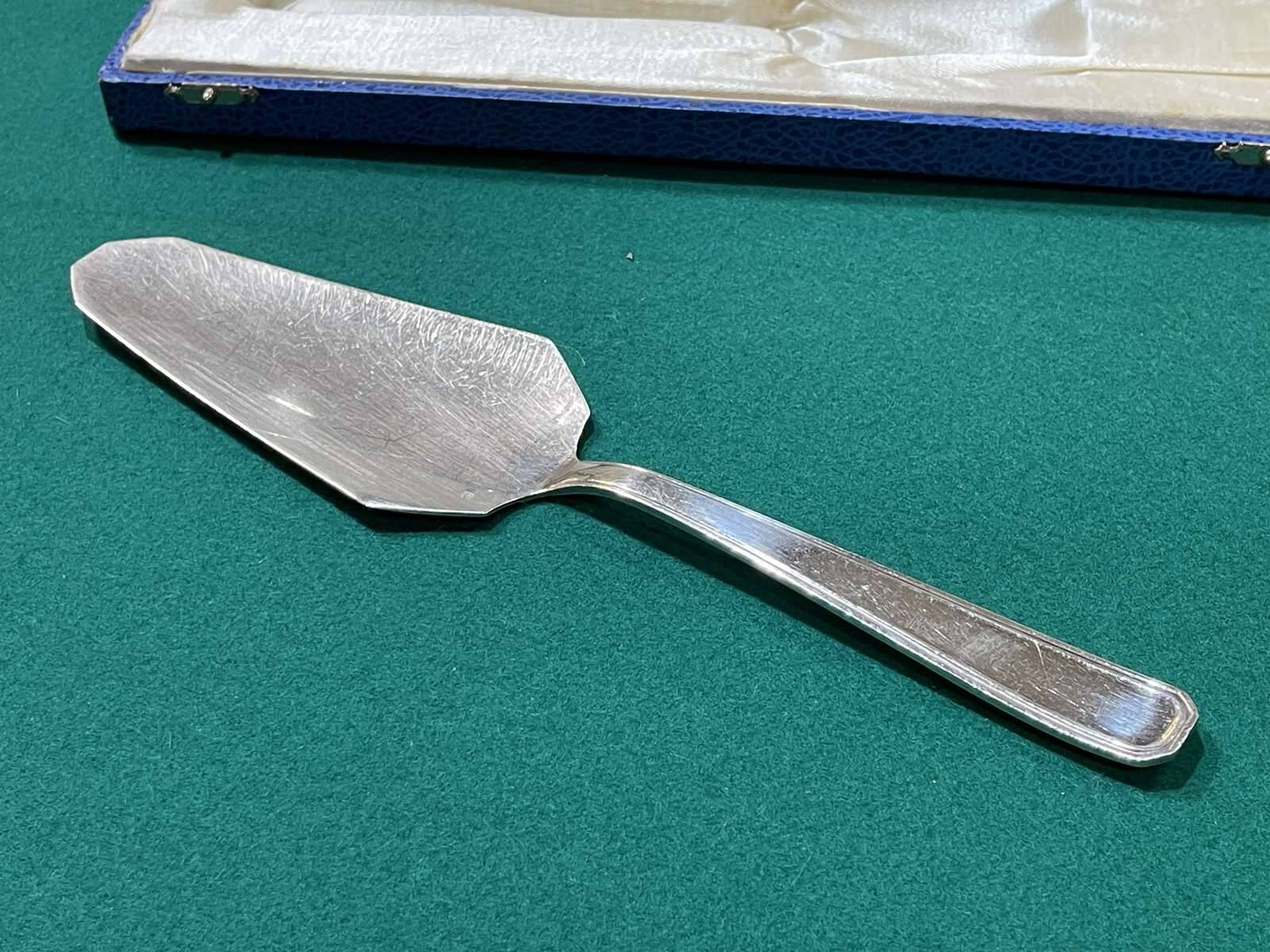 Silver-plated cake server from the Boulenger brand from the 1930s.