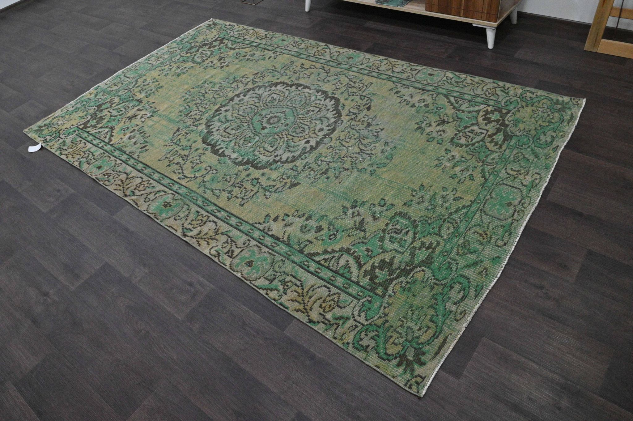 Vintage green and olive Turkish rug with a medallion, hand-knotted, 160 x 262 cm.