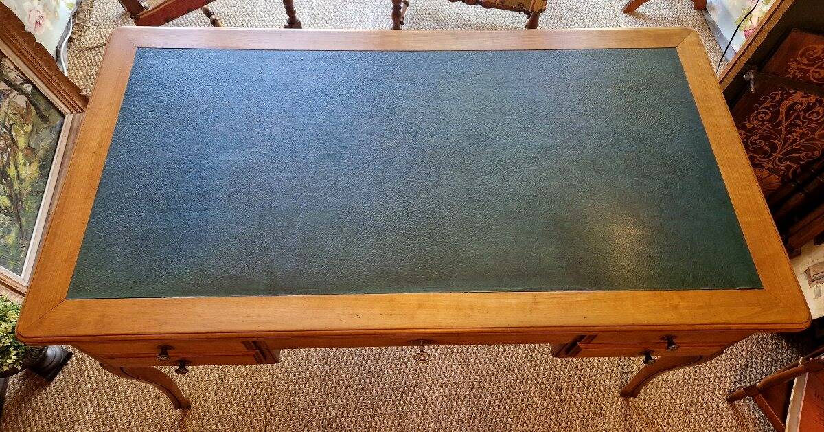 Cherry wood desk in Louis XV style
