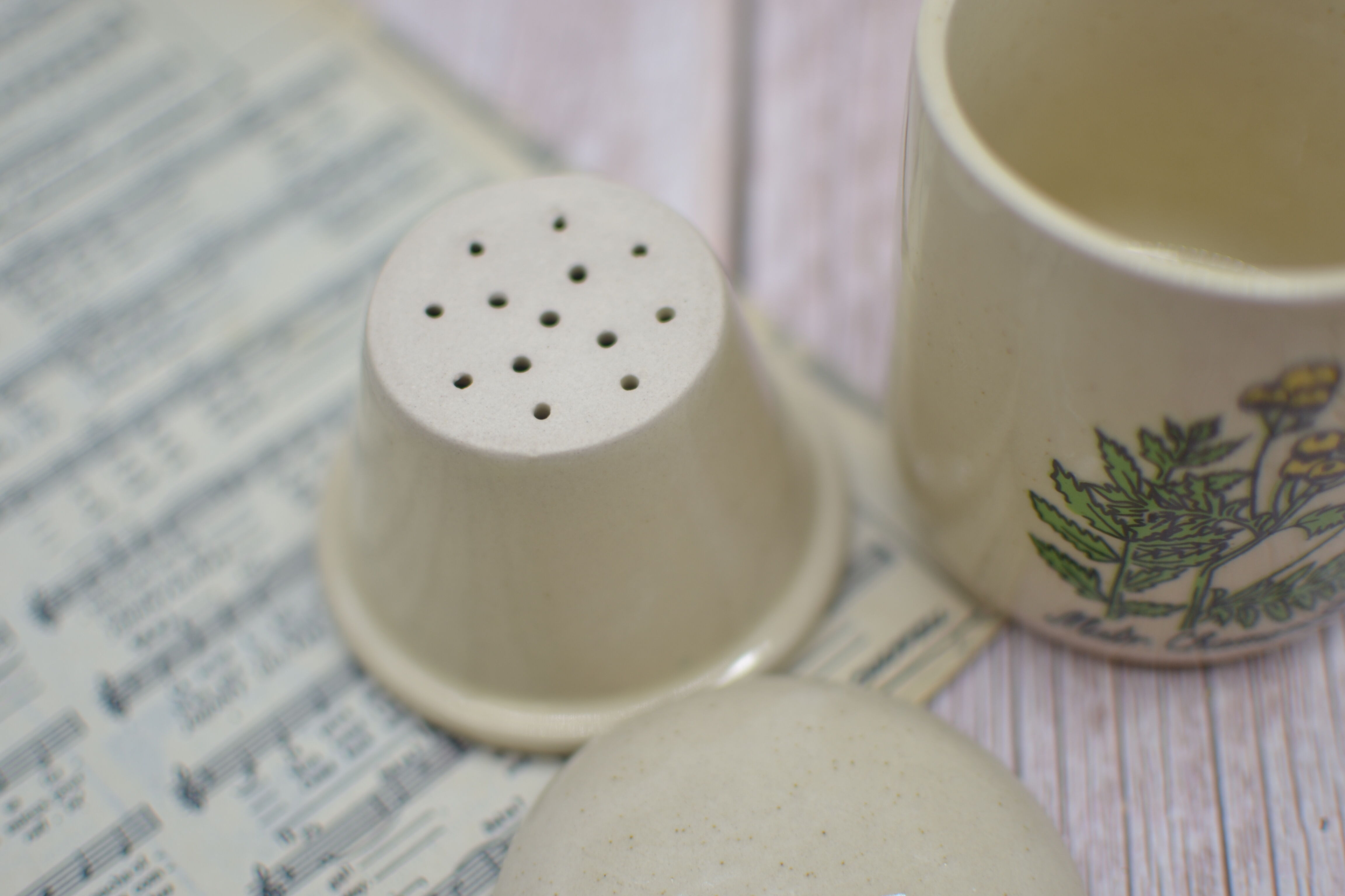 Vintage sandstone tisanière on the theme of chamomile botany