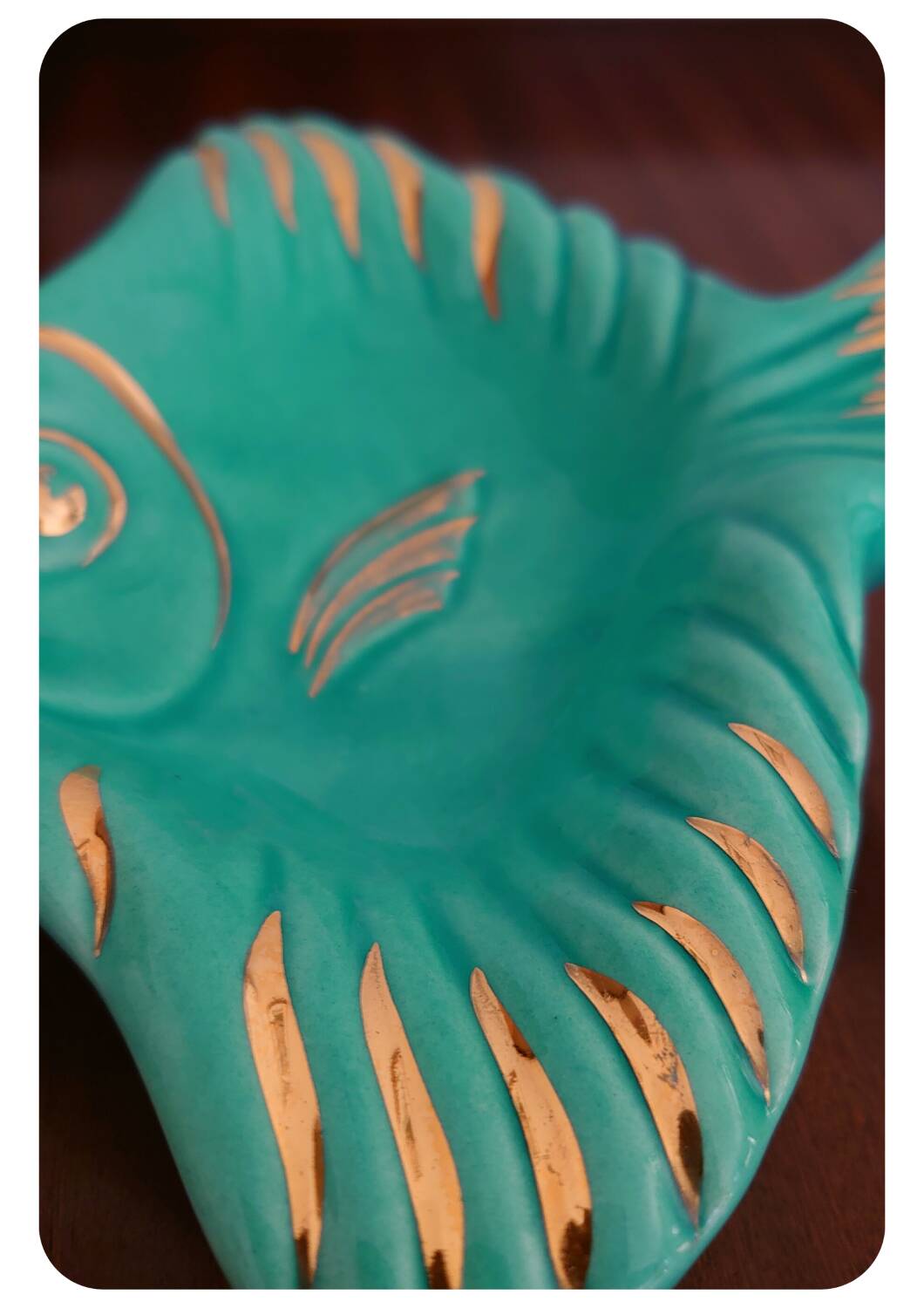 Plat Magdalithe en céramique en forme de poisson turquoise et doré des années 1950