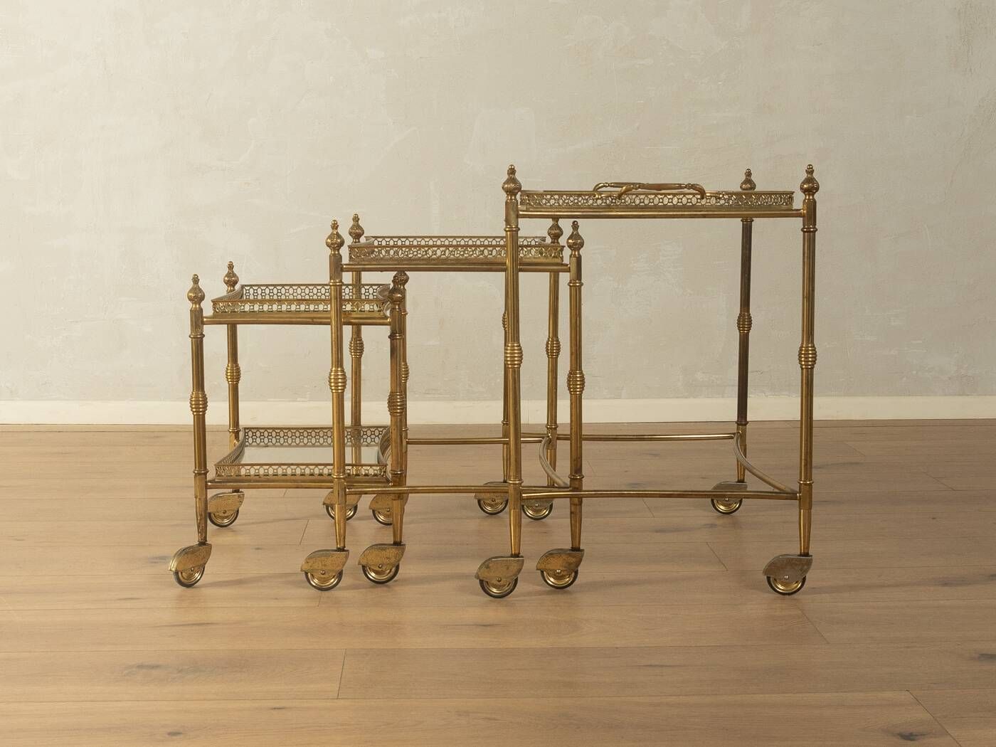 Set of 3 vintage Hollywood Regency nesting tables with brass frame and glass tops (1960s)