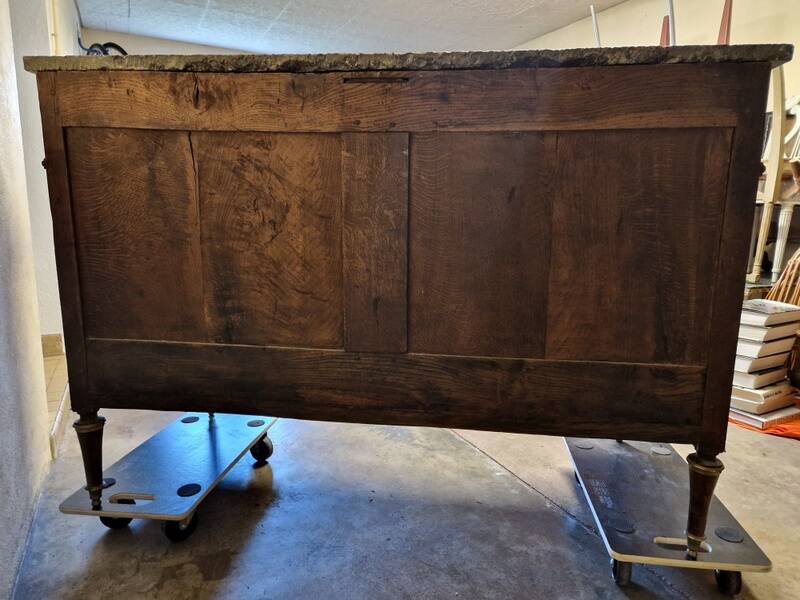 Mahogany commode with mahogany veneer from the Louis XVI period - late 18th century.