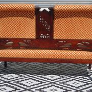 Ancienne banquette en bois et velours orange