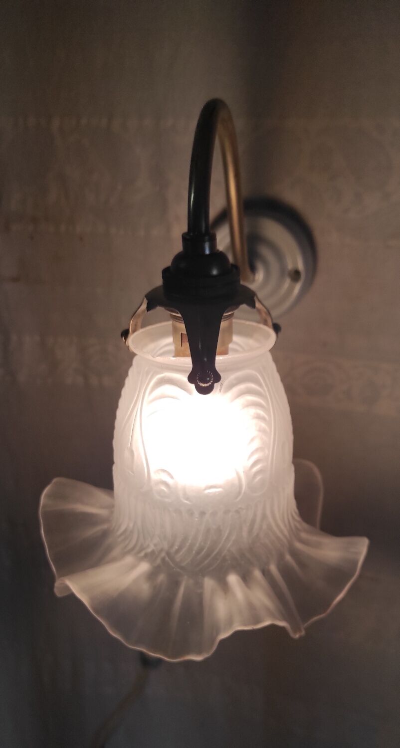 Swan neck wall light in brass, porcelain and glass - mid 20th century