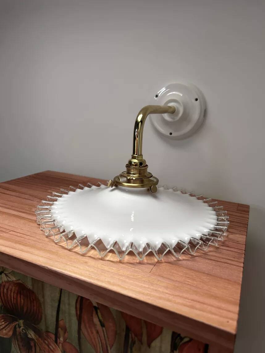 Applique murale vintage en opaline blanche