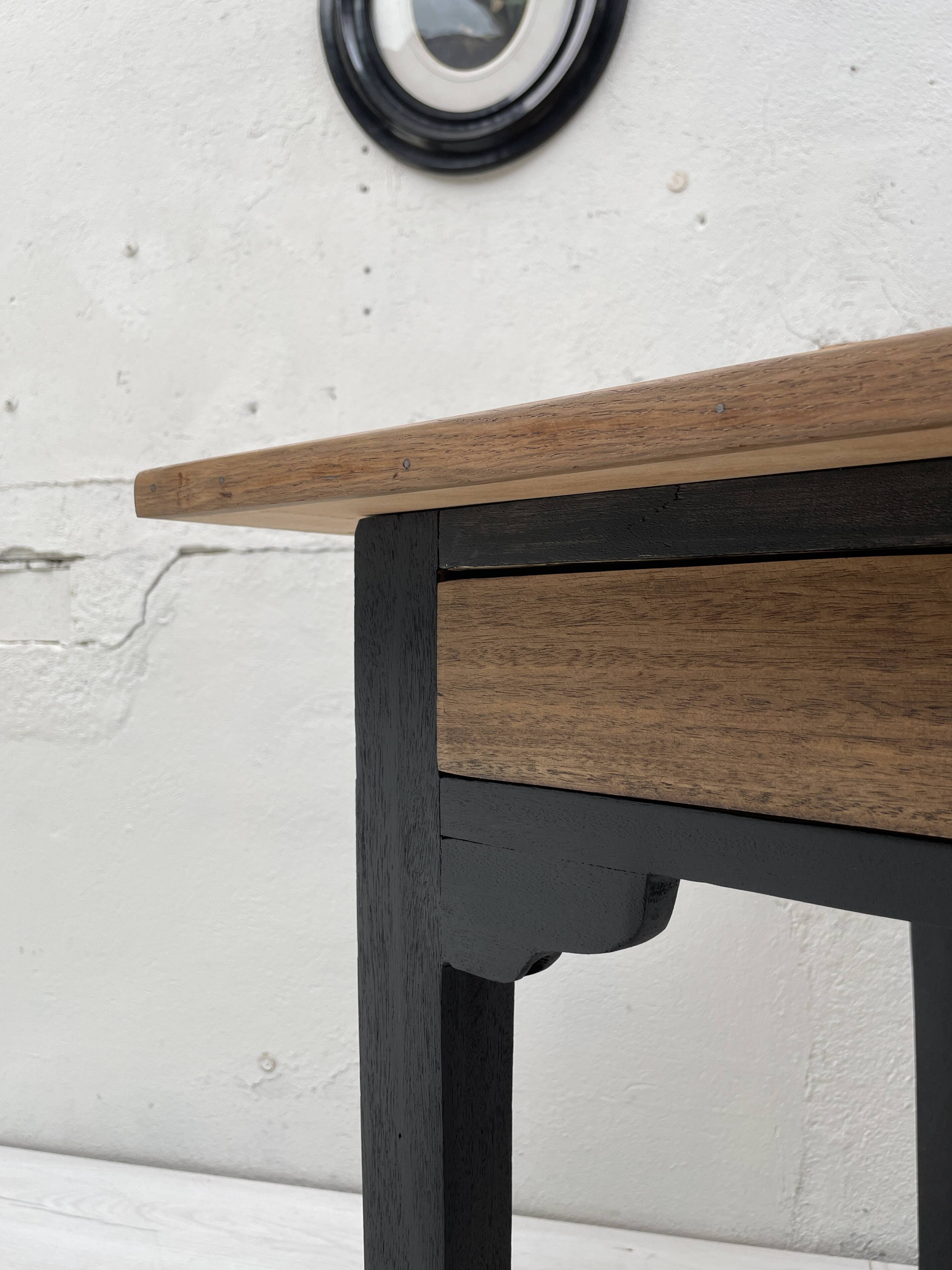 Bureau en bois peint