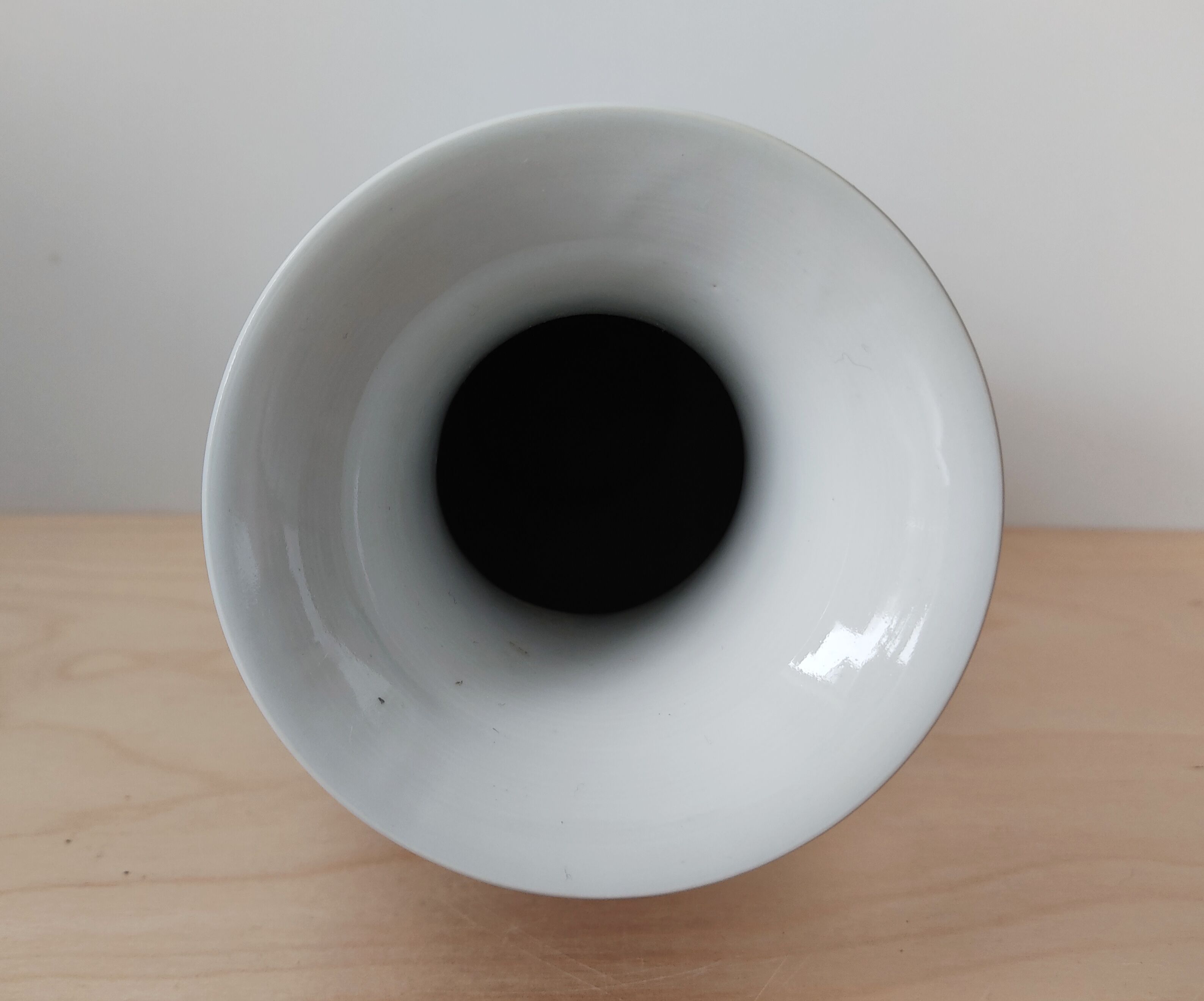 Chinese vase decorating plum blossoms