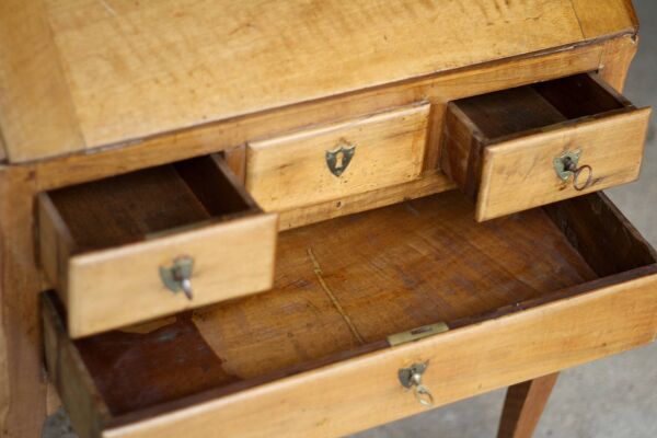 Adorable petit bureau estampillé rené boutin (18e siècle). tiroir secret